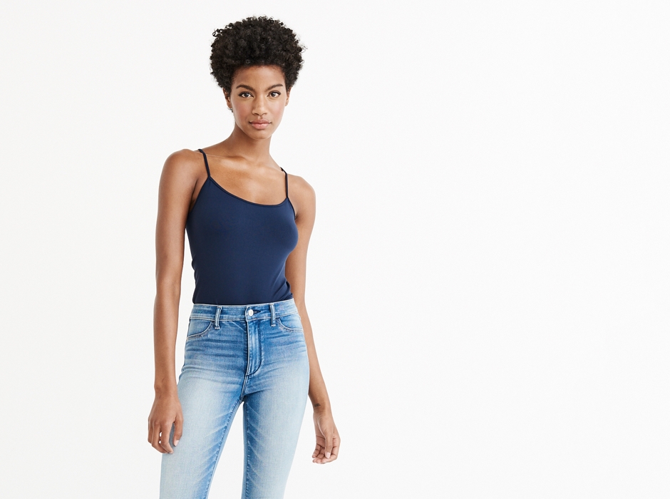 Weibliches Model mit kurzärmligem Slim Fit-T-Shirt von Abercrombie