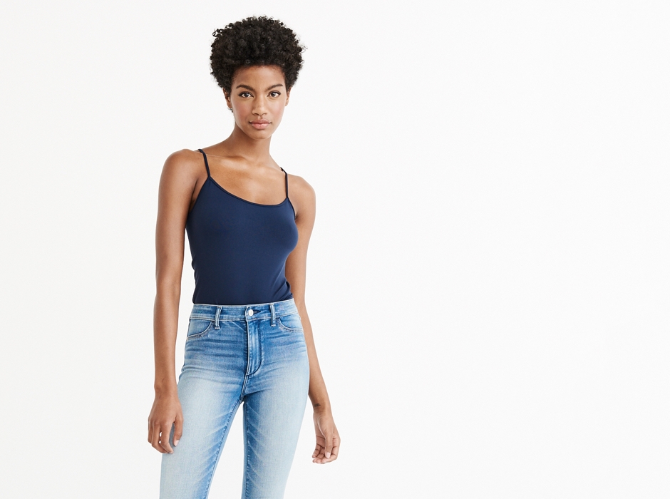 Modelo mujer con una camisa abotonada de Abercrombie Mens.