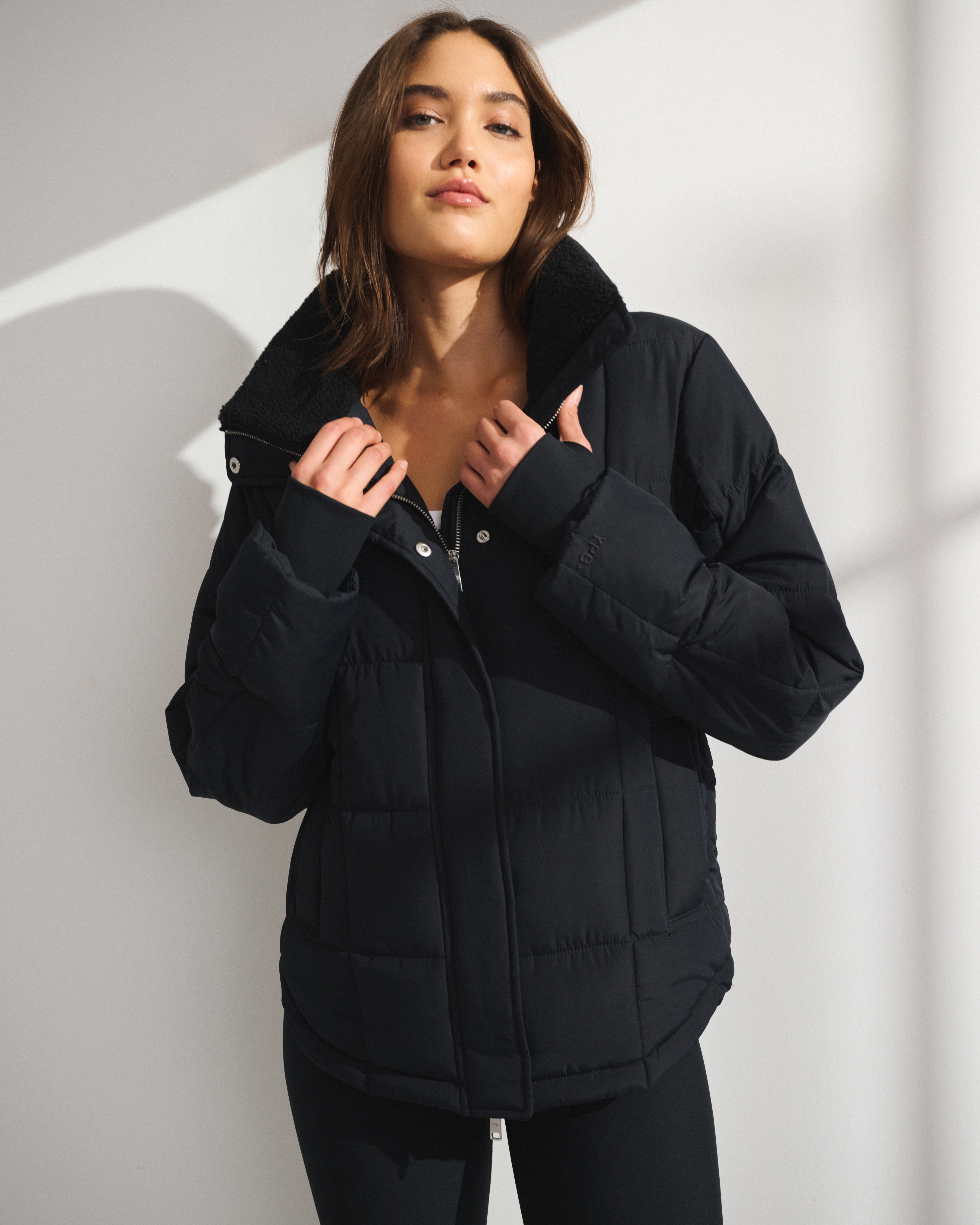 Женские куртки Abercrombie & Fitch YPB On The Go Iconic Puffer — фото 2