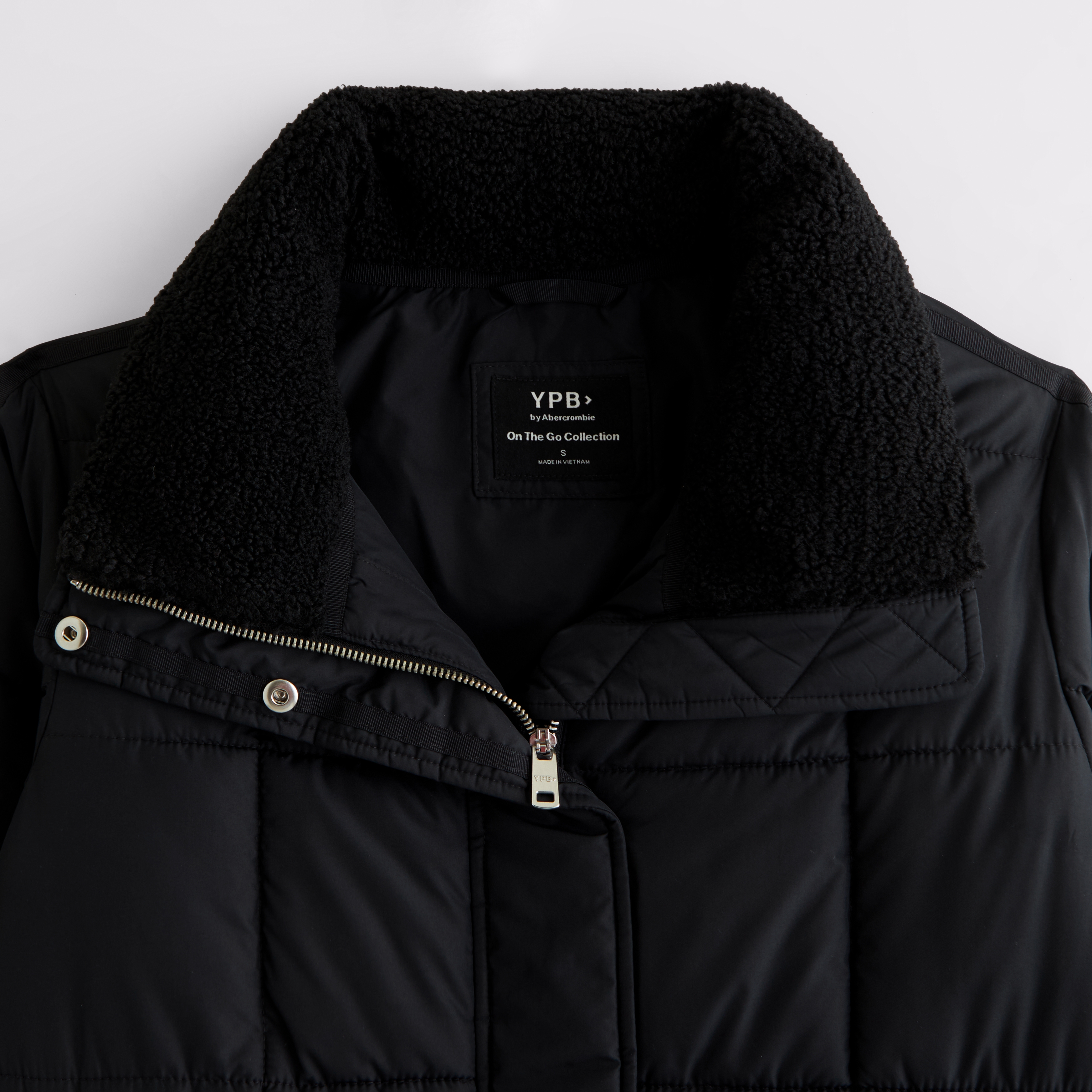 Женская куртка Abercrombie & Fitch YPB On The Go 6AM Puffer, цвет: Чёрный — фото 2