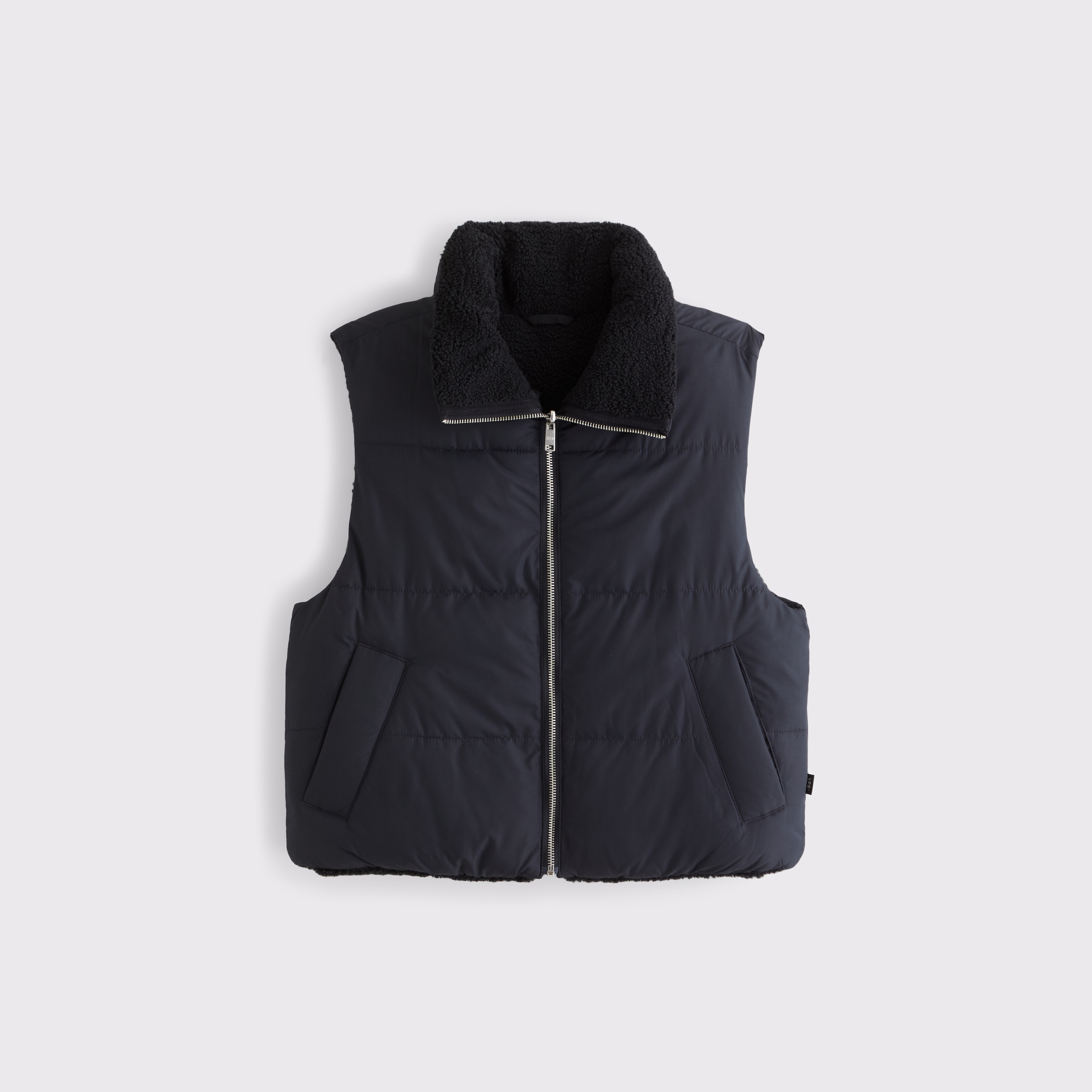 Женский жилет Abercrombie & Fitch YPB On The Go Reversible Puffer Vest, цвет: Чёрный