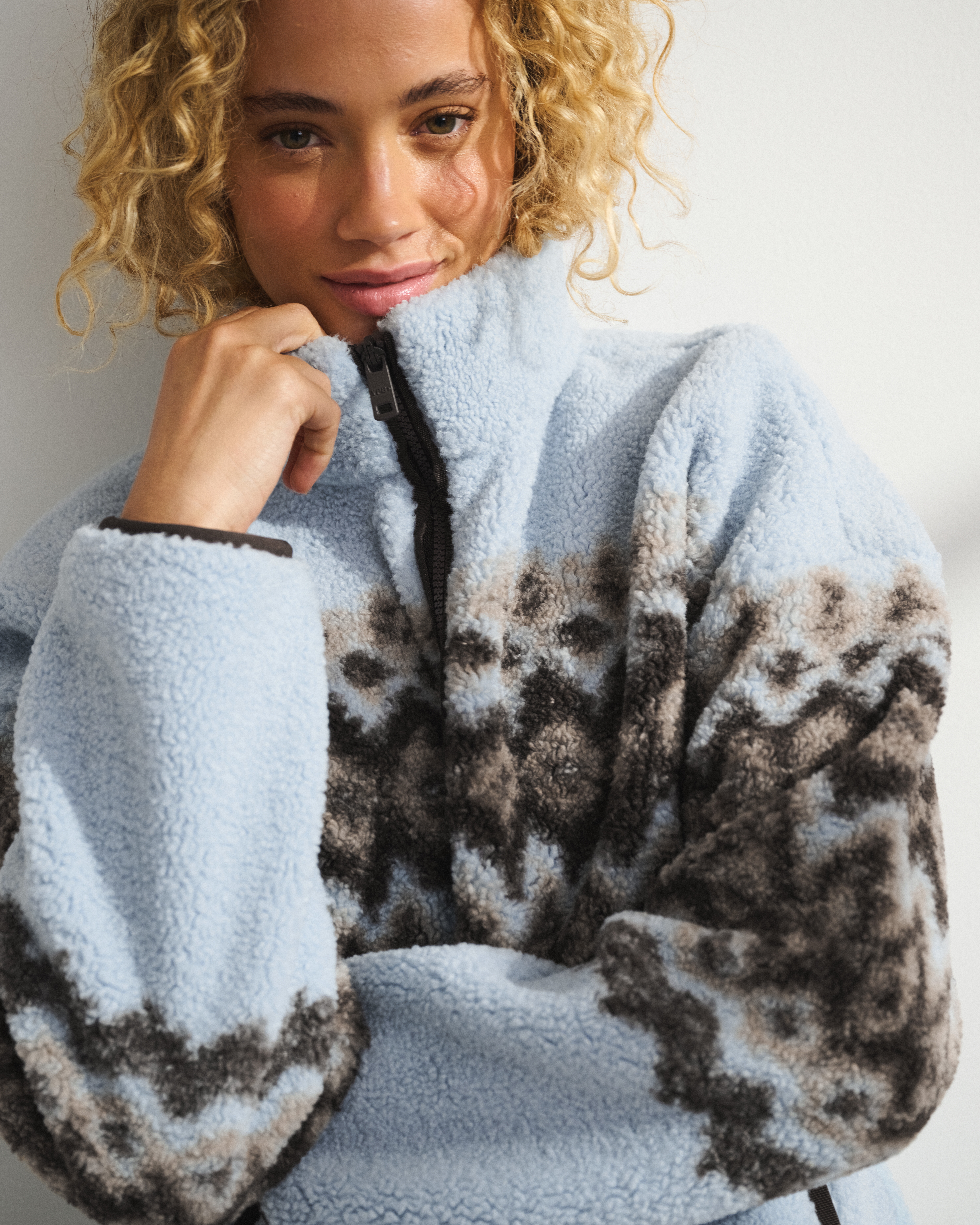 Женский свитшот Abercrombie & Fitch YPB On The Go Sherpa Half-Zip, цвет: Синий мглистый — фото 2
