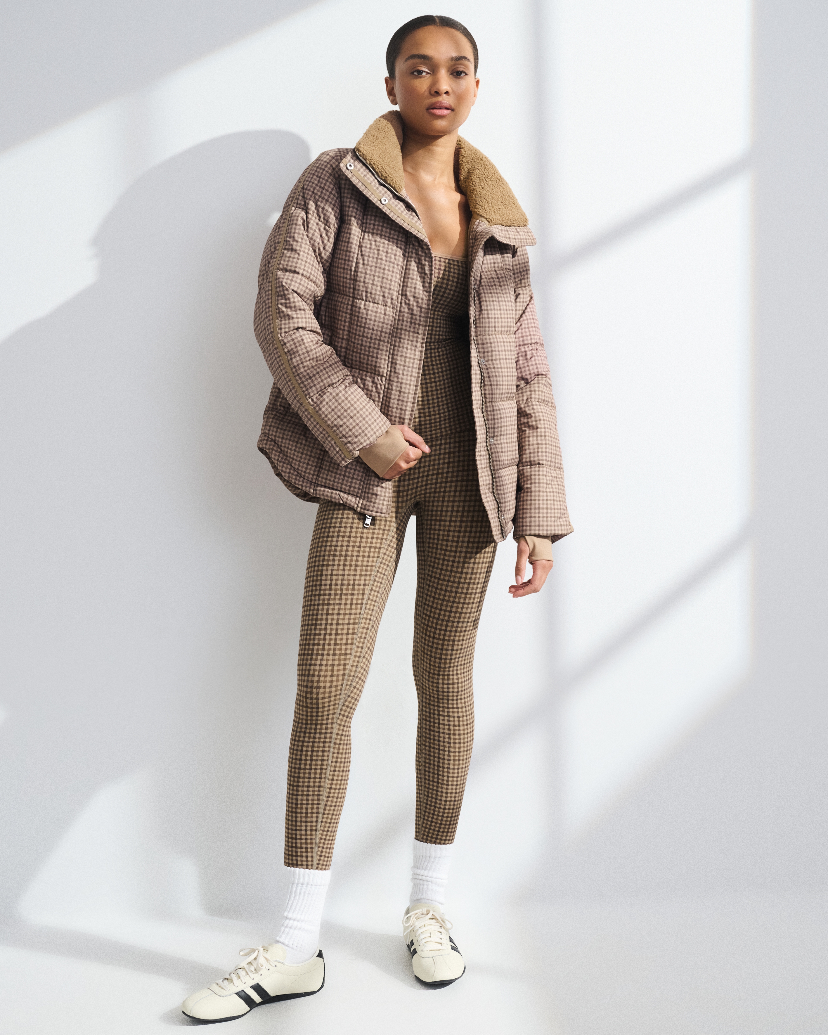 Женская куртка Abercrombie & Fitch YPB On The Go Classic Puffer, цвет: Шоколадный — фото 3