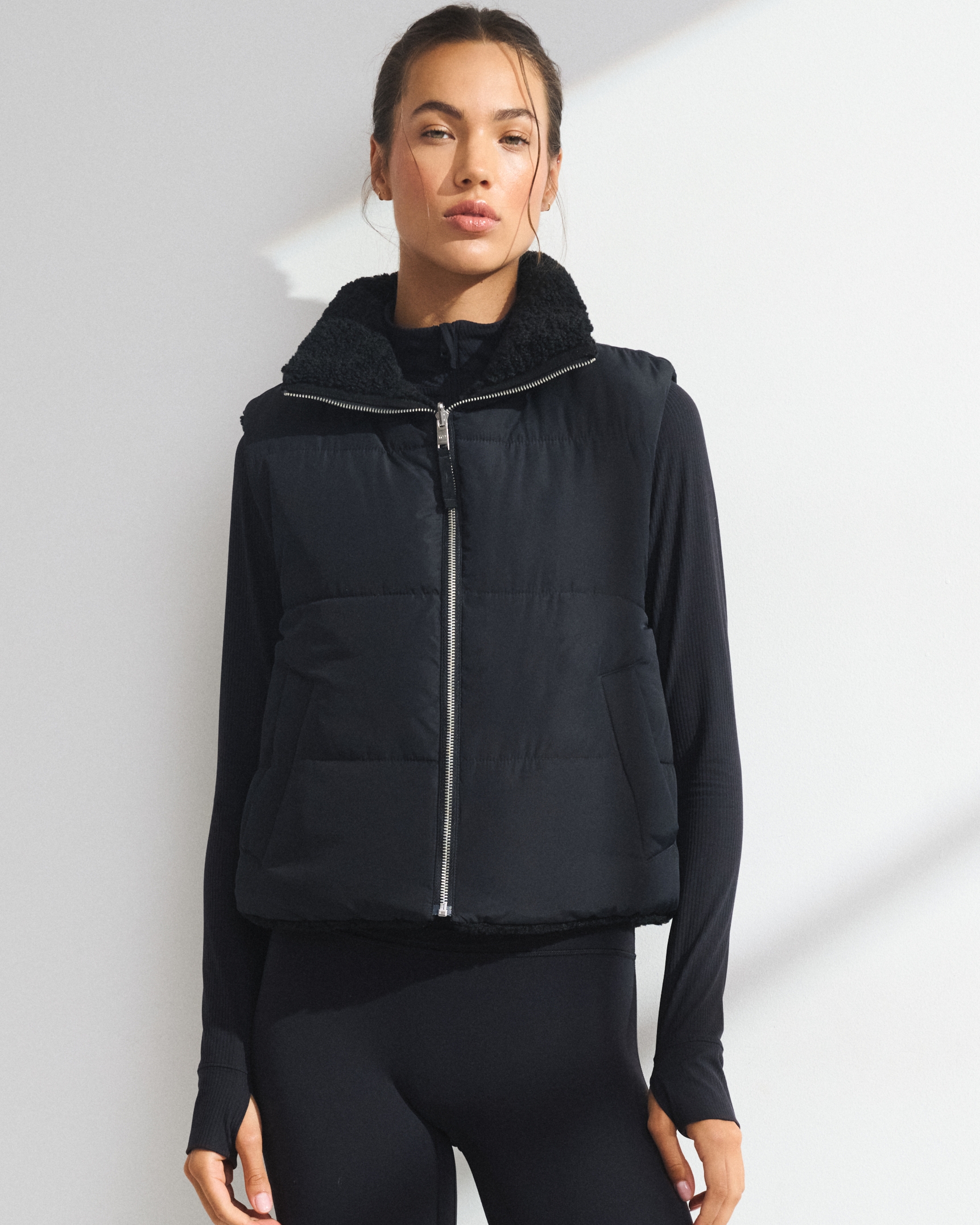 Женские жилеты Abercrombie & Fitch YPB On The Go Reversible Puffer Vest — фото 2