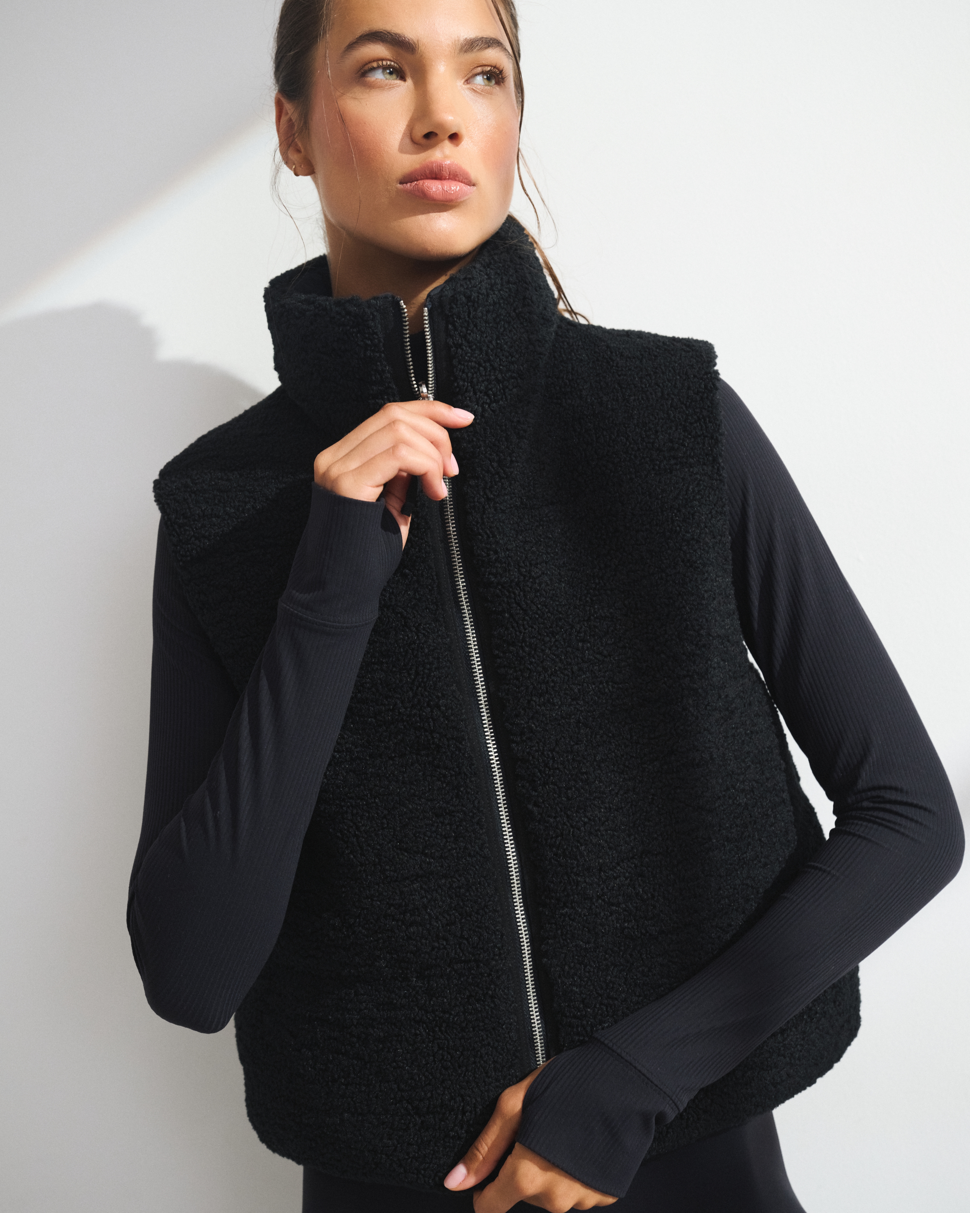 Женские жилеты Abercrombie & Fitch YPB On The Go Reversible Puffer Vest — фото 3