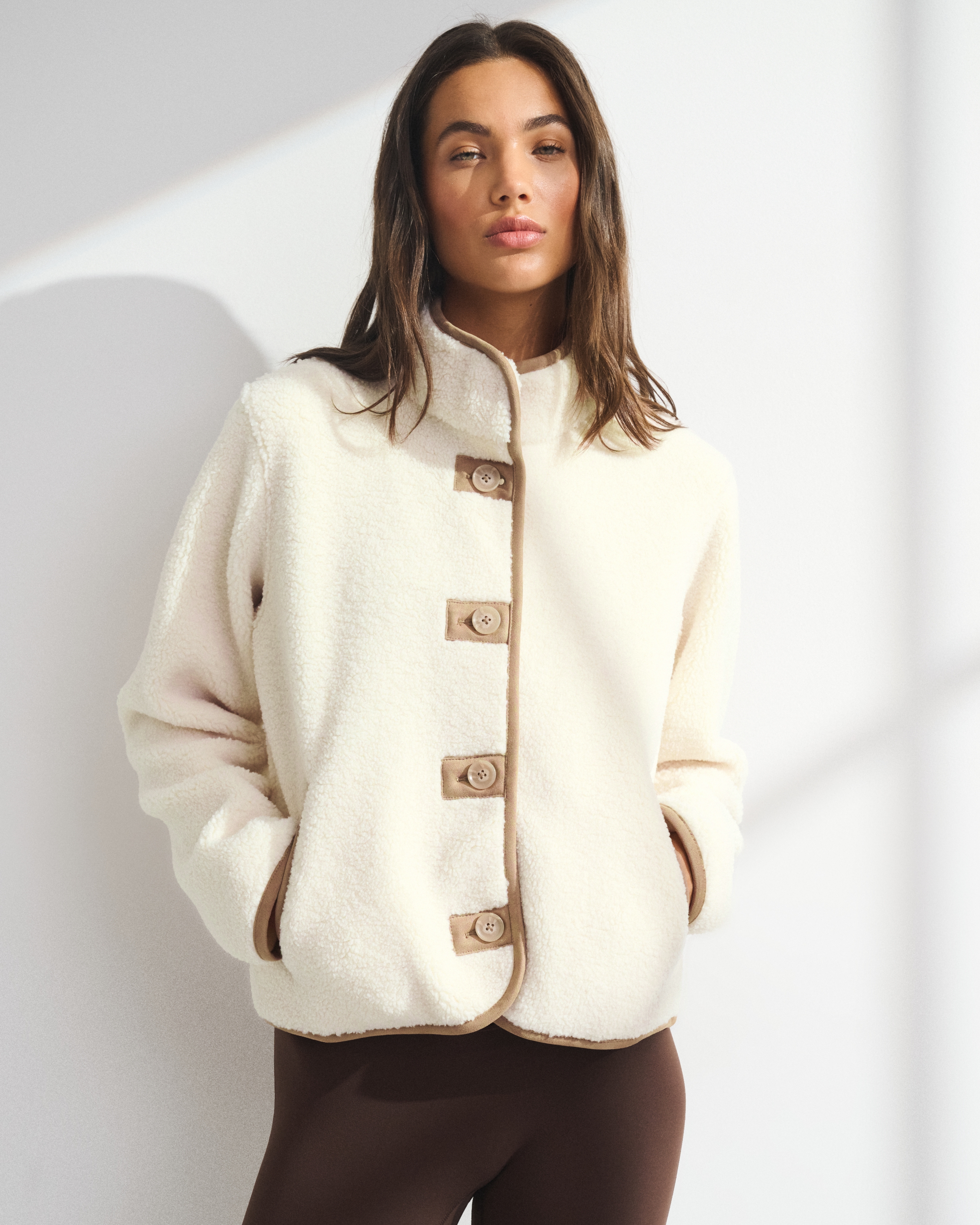 Женские куртки Abercrombie & Fitch YPB Sherpa Button-Up Jacket — фото 2