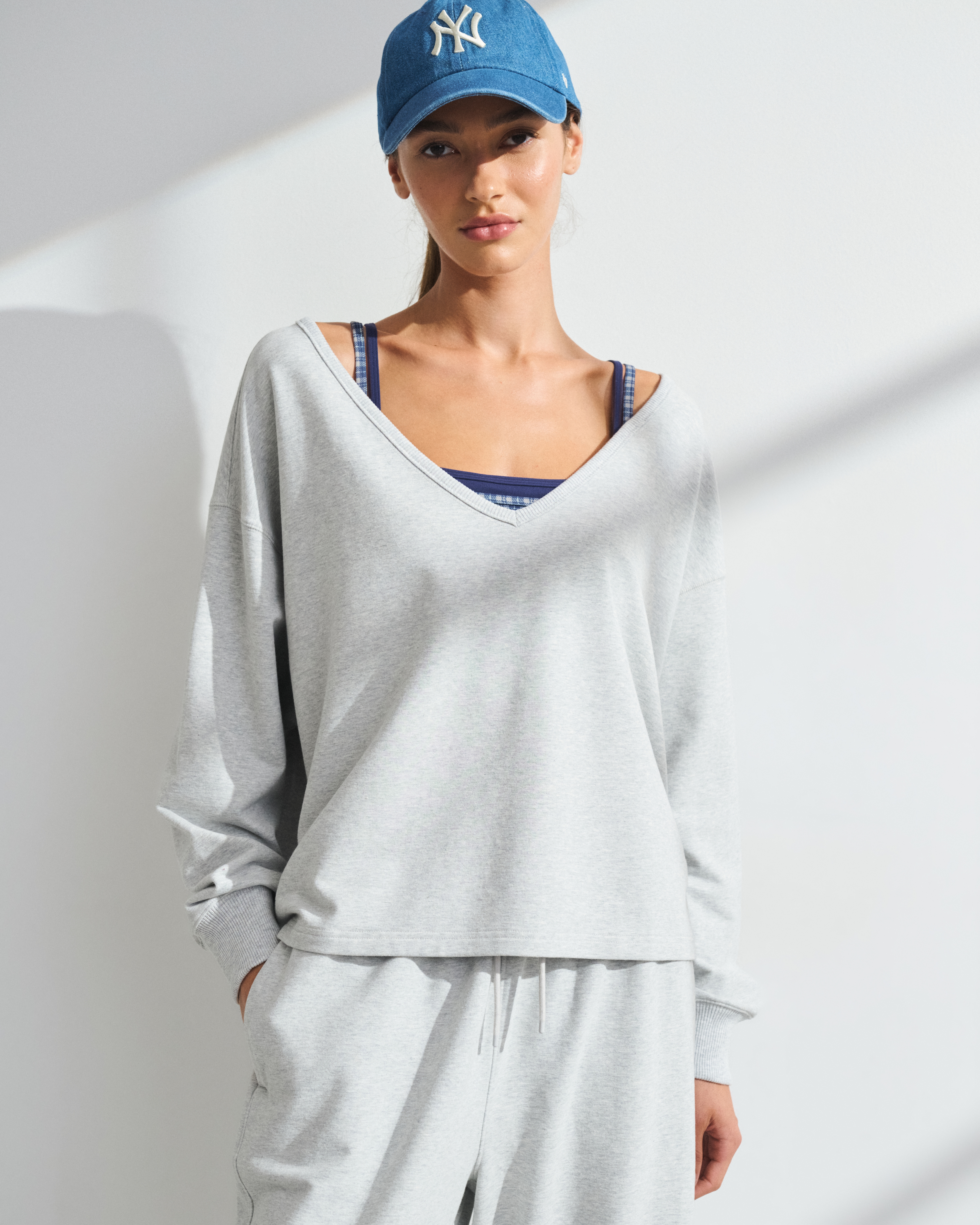 Женские топы Abercrombie & Fitch YPB On The Go Long-Sleeve V-Neck Top — фото 3