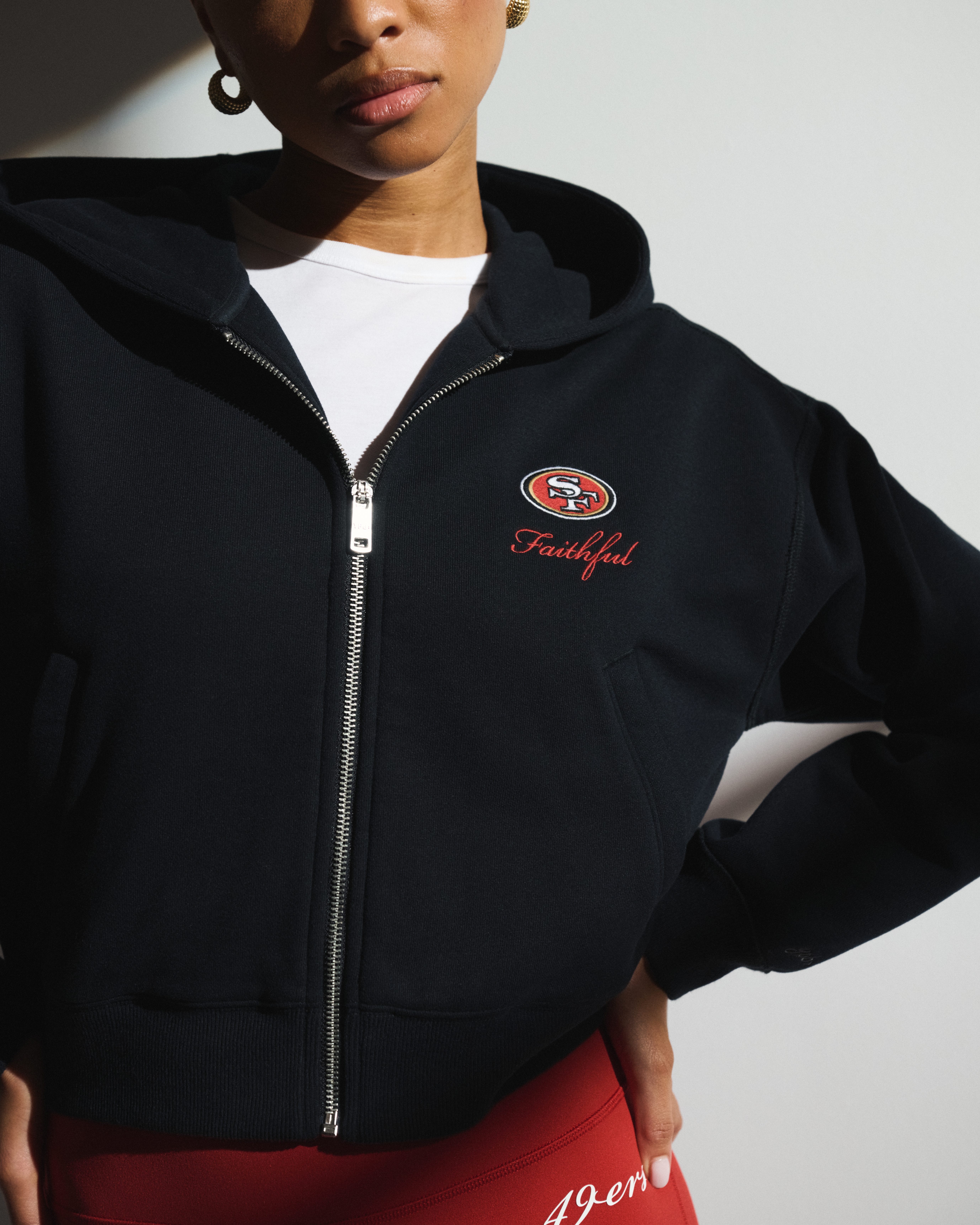 Женское худи Abercrombie & Fitch YPB On The Go 6AM San Francisco 49ers Full-Zip, цвет: Чёрный, вариант 1 — фото 2