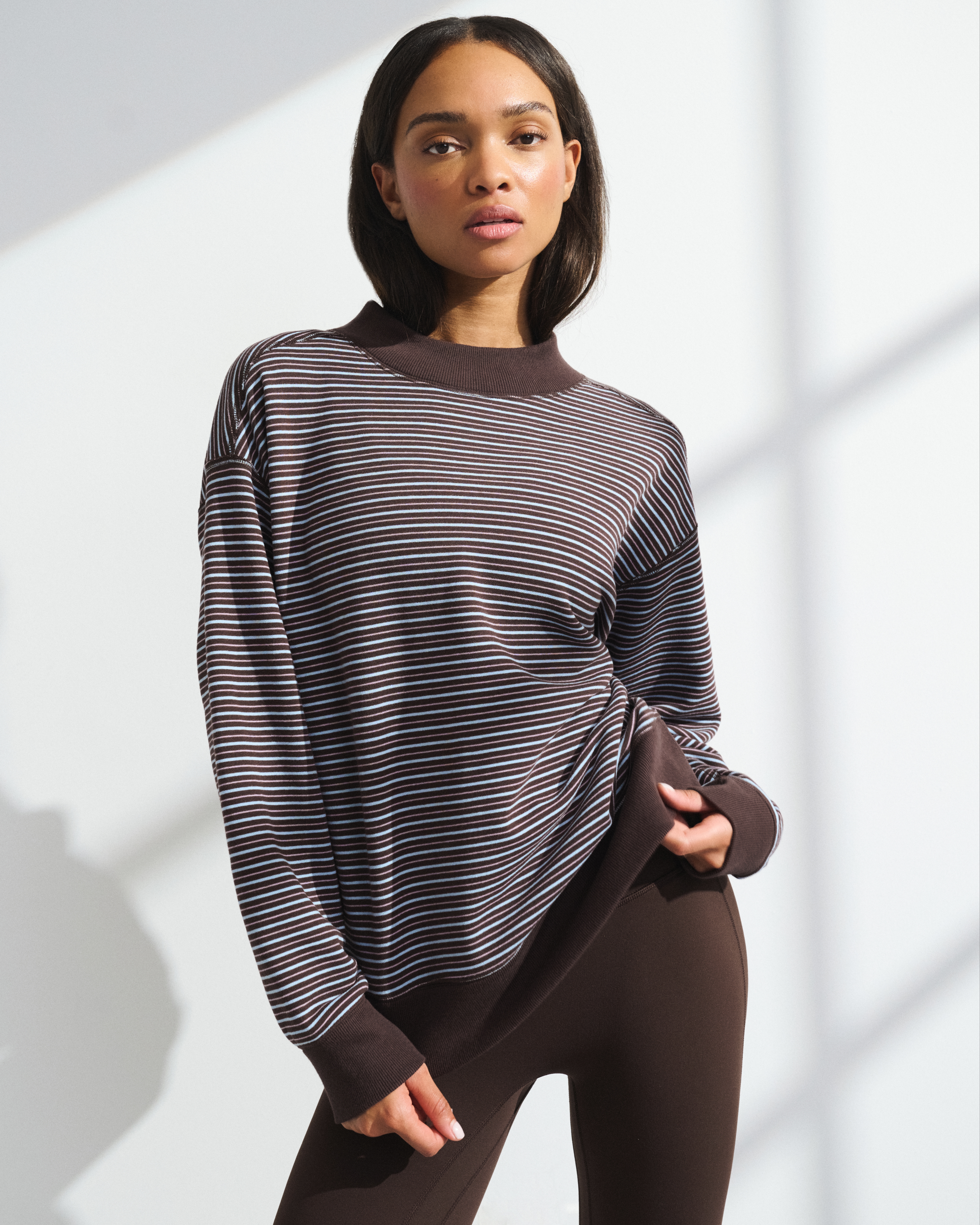 Женский свитшот Abercrombie & Fitch YPB On The Go Mock Neck, цвет: Тёмно-коричневый полосатый — фото 2