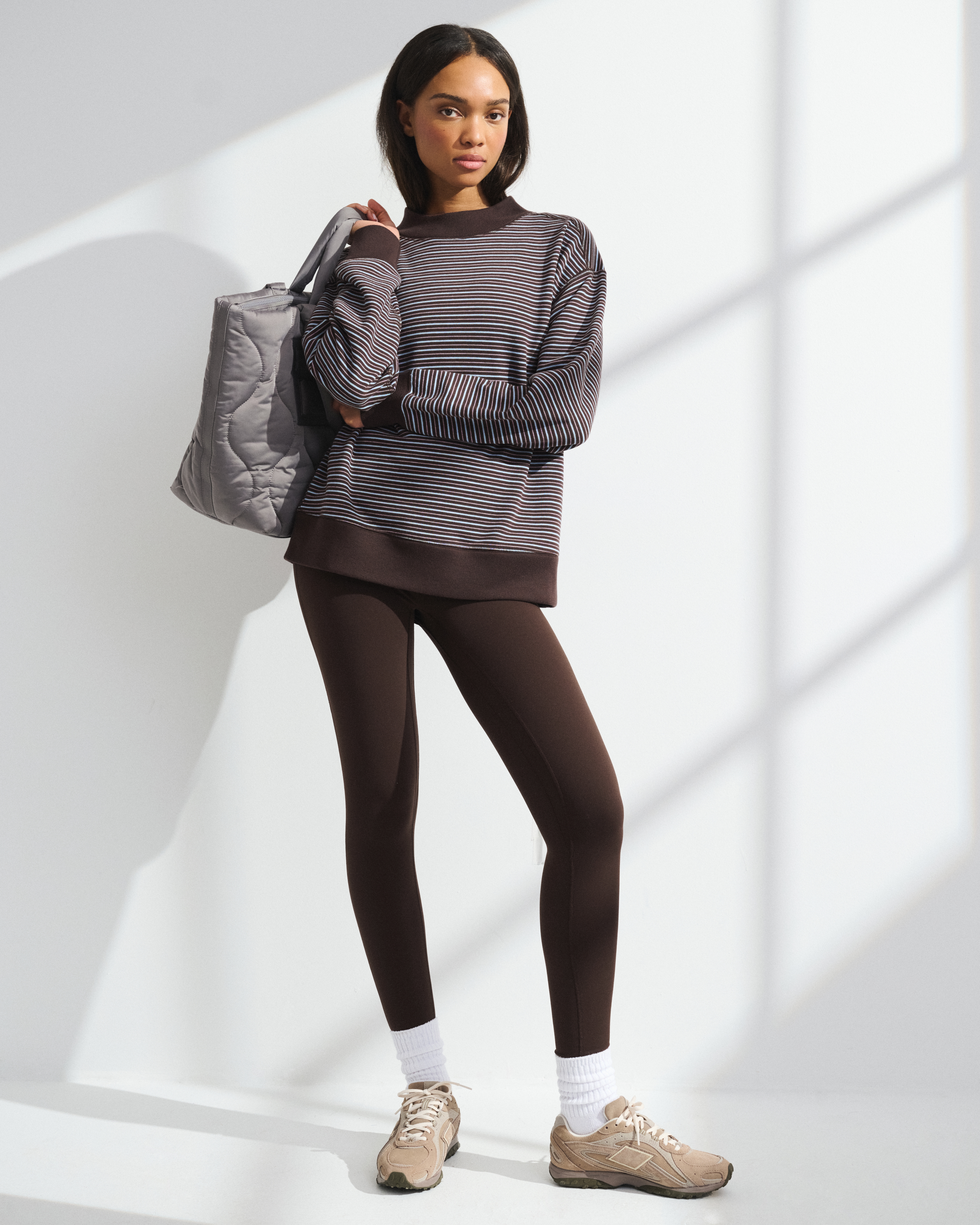 Женский свитшот Abercrombie & Fitch YPB On The Go Mock Neck, цвет: Тёмно-коричневый полосатый — фото 3
