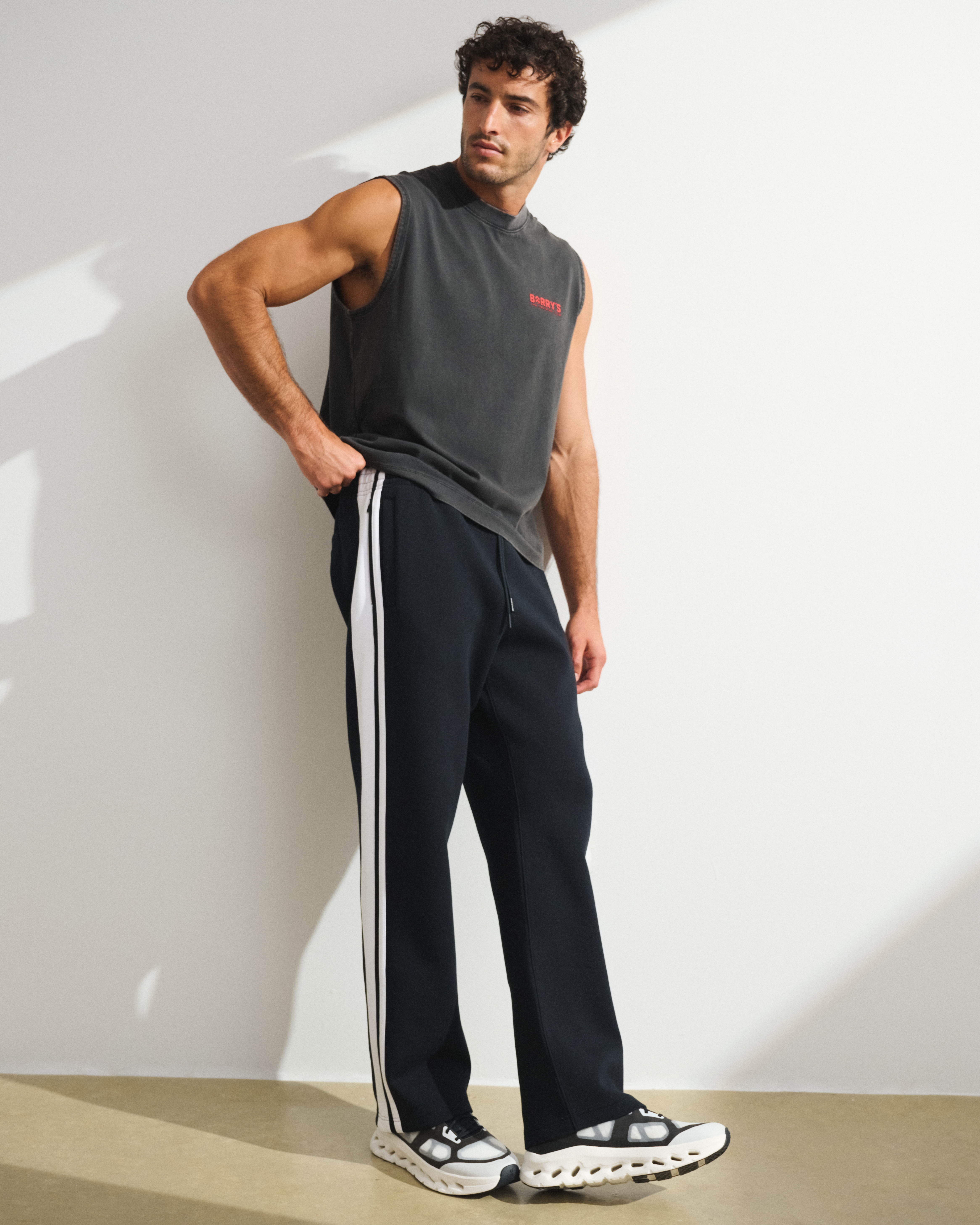 Мужские брюки Abercrombie & Fitch YPB Barry's NeoKNIT MAX Relaxed Straight Bottom, цвет: Чёрный — фото 3