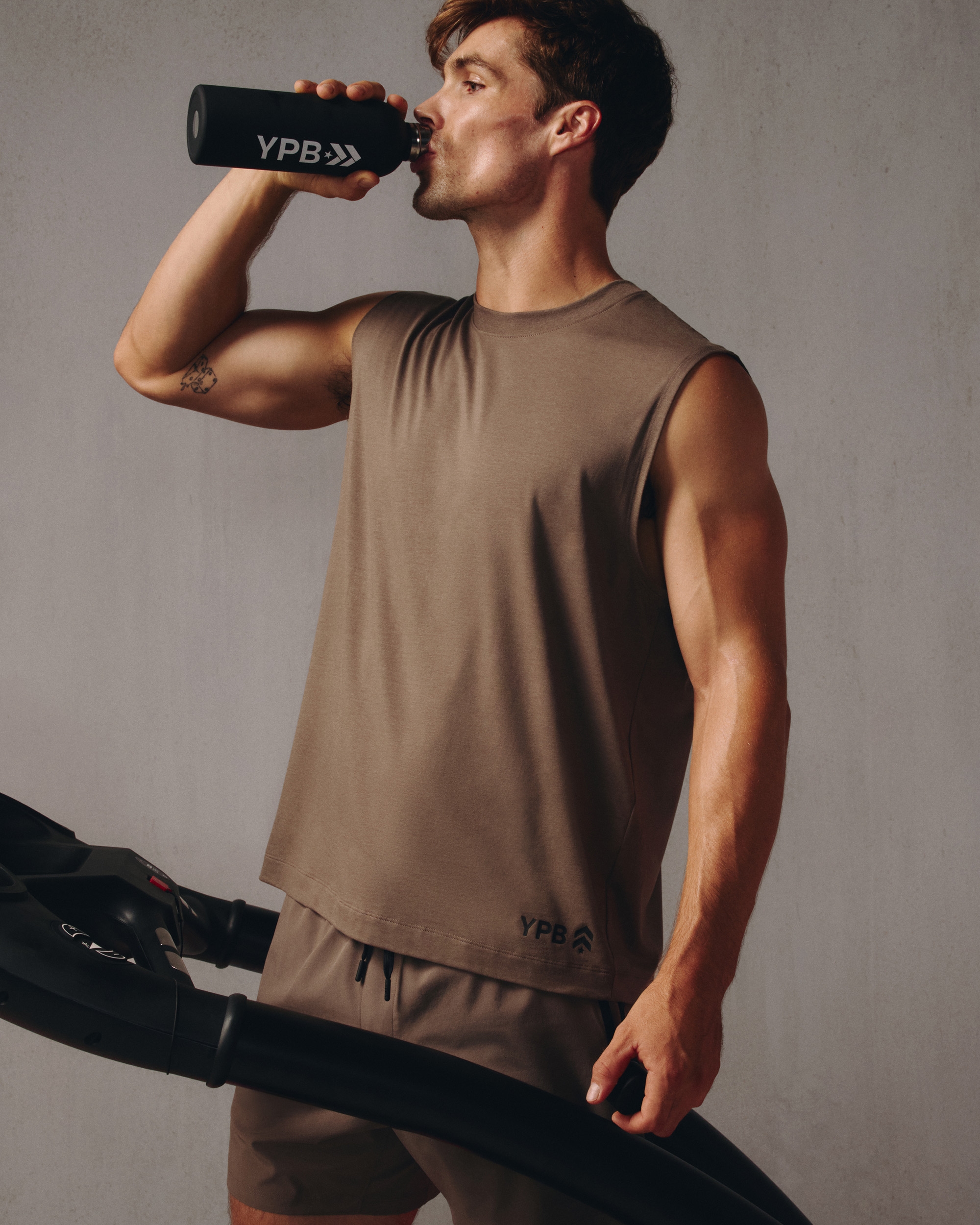 Мужской топ Abercrombie & Fitch YPB Barry's Active Cotton-Blend Muscle Tank, цвет: Серо-коричневый — фото 2