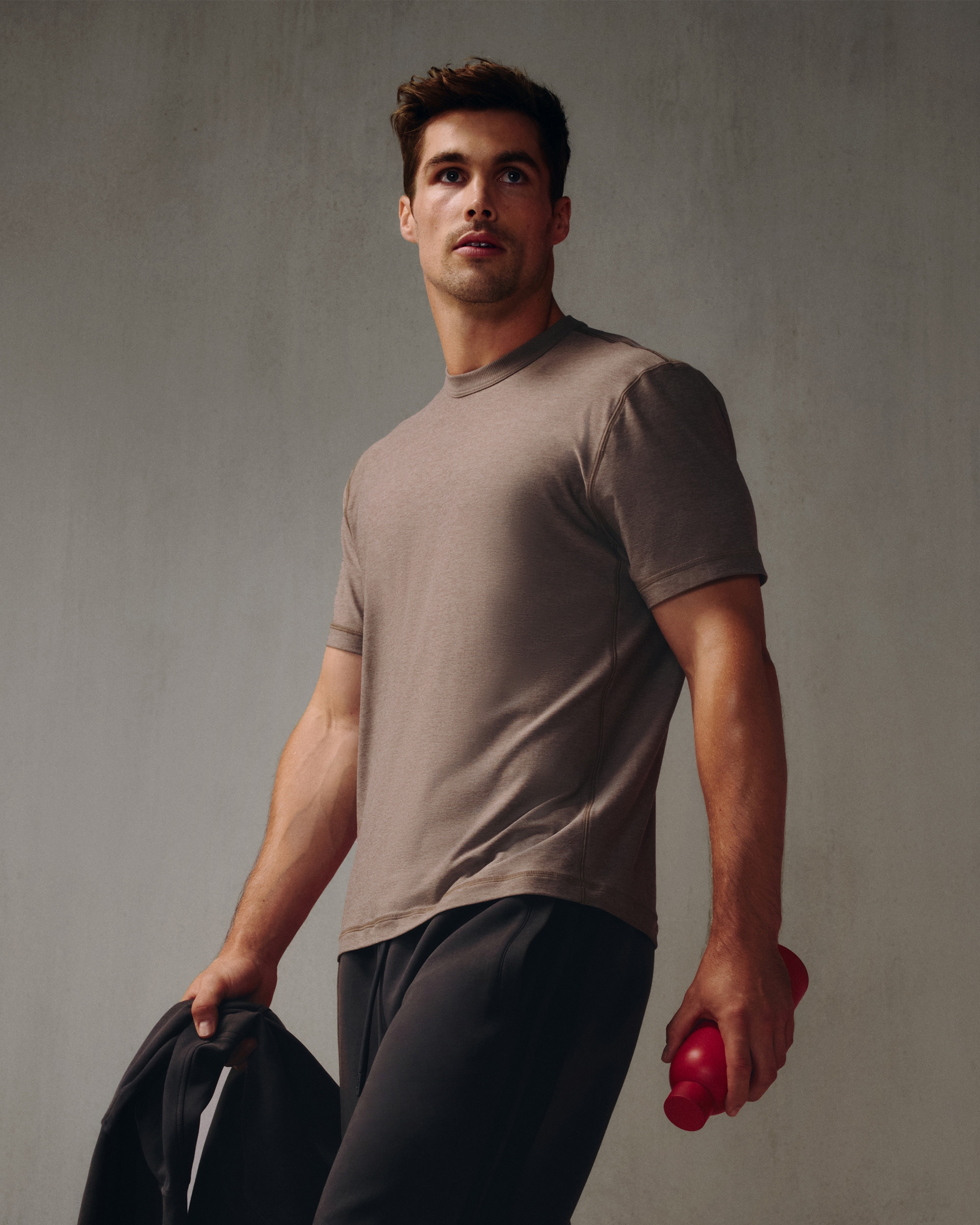 Мужская футболка Abercrombie & Fitch YPB Barry's powerSOFT, цвет: Серо-коричневый — фото 2