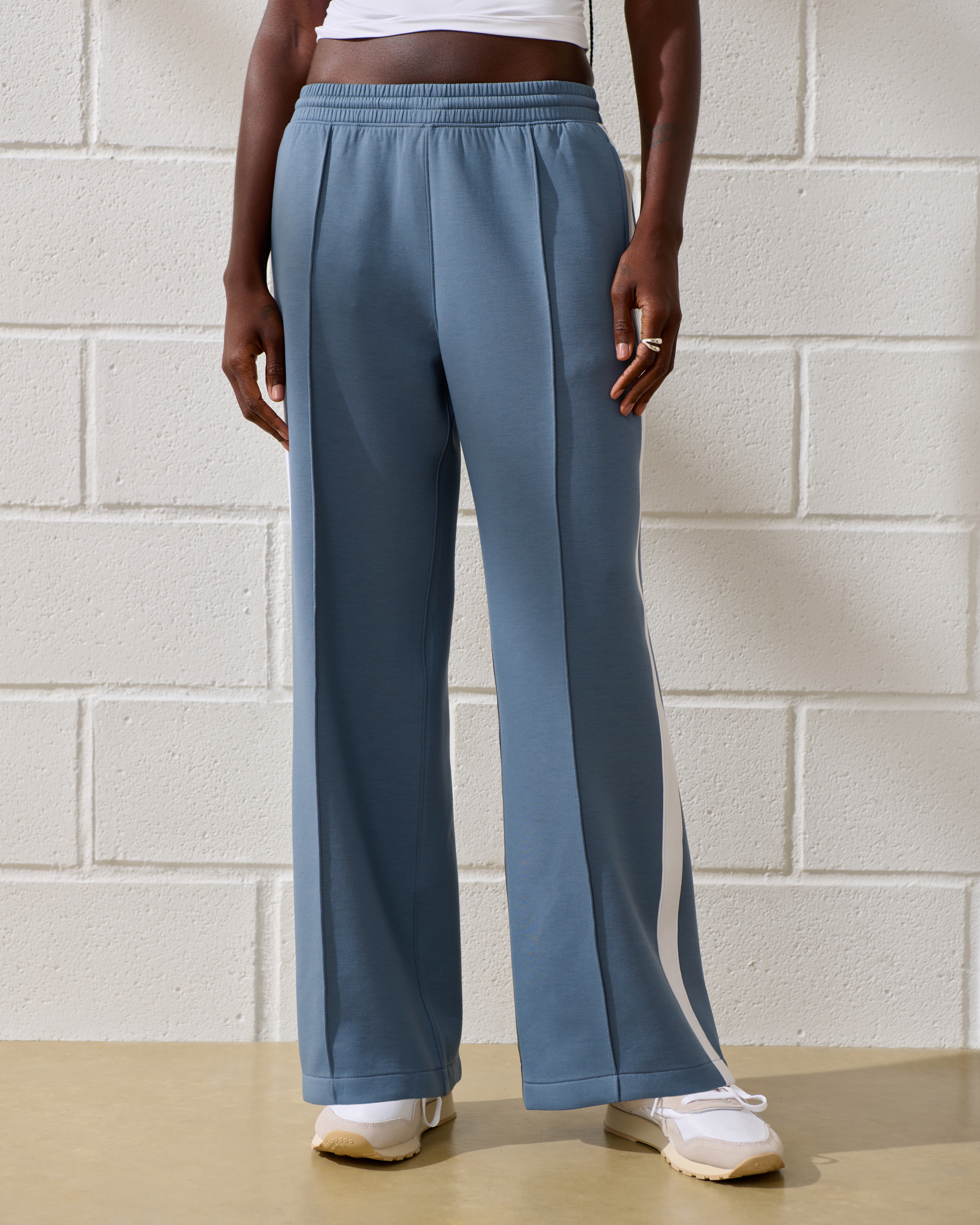 Женские брюки Abercrombie & Fitch YPB neoKNIT Wide Leg Sweatpant — фото 3