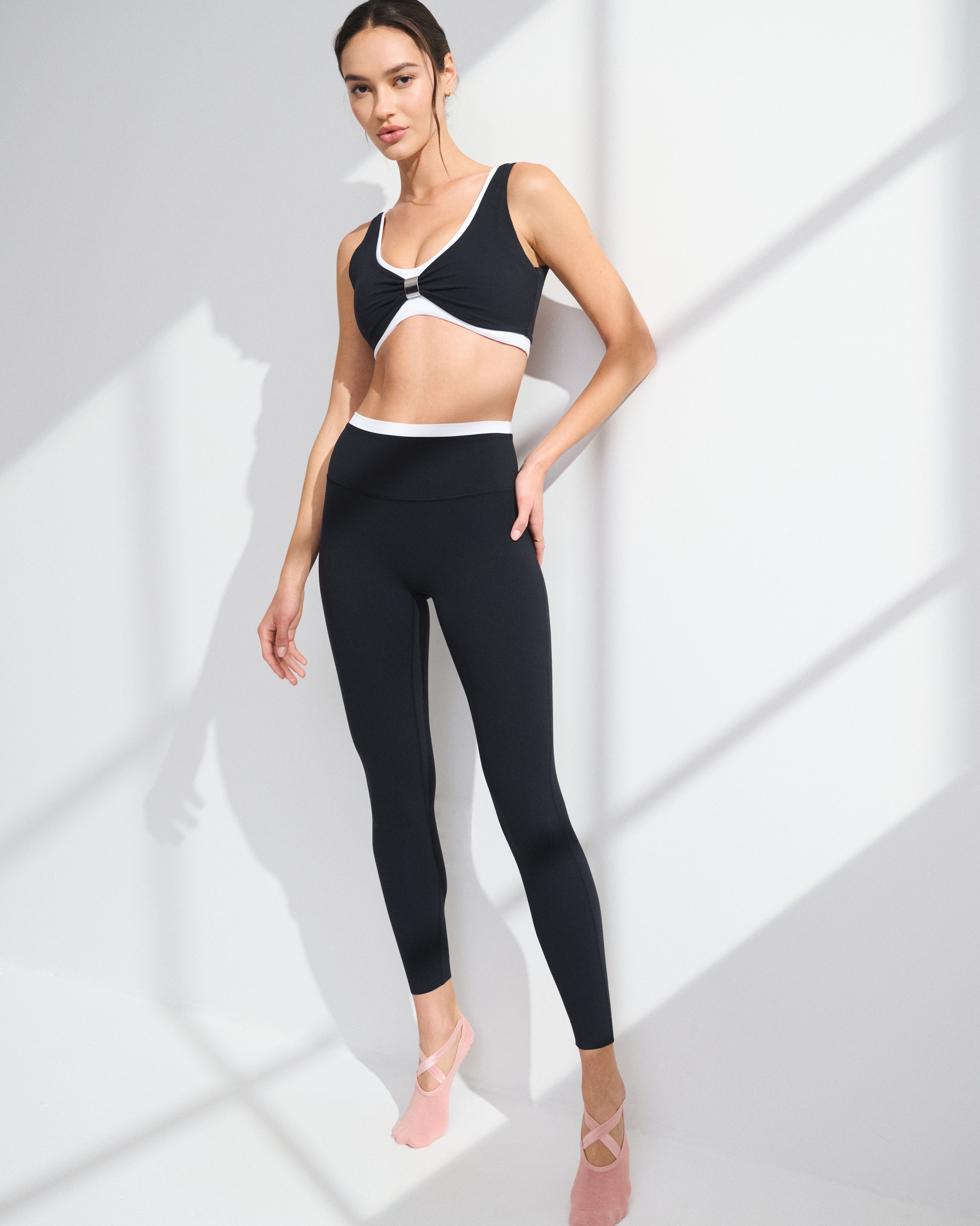 Женские леггинсы Abercrombie & Fitch YPB укороченные 7/8, цвет: Чёрный — фото 2