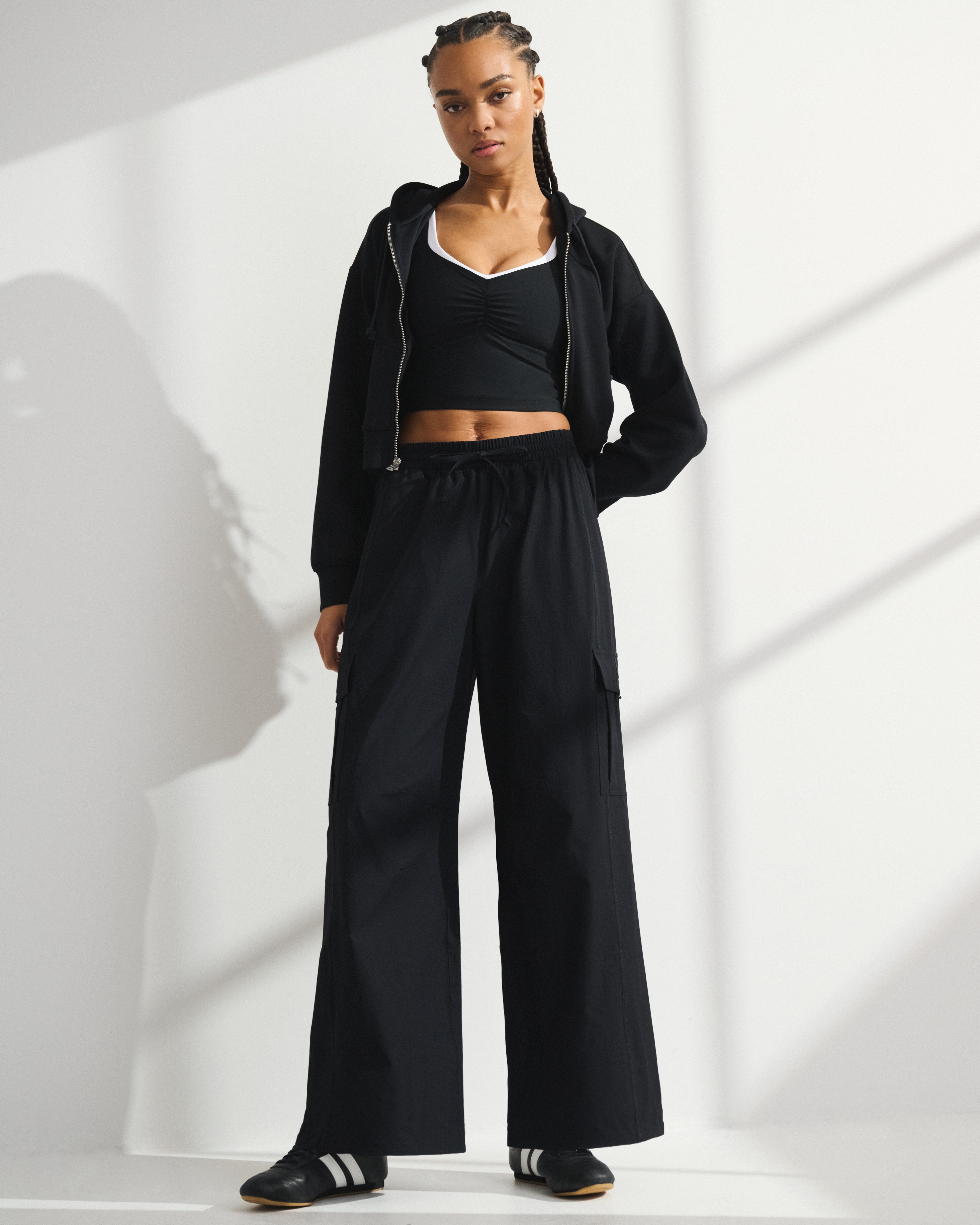 Женские брюки Abercrombie & Fitch YPB Crinkle Nylon Convertible Balloon Pant — фото 2