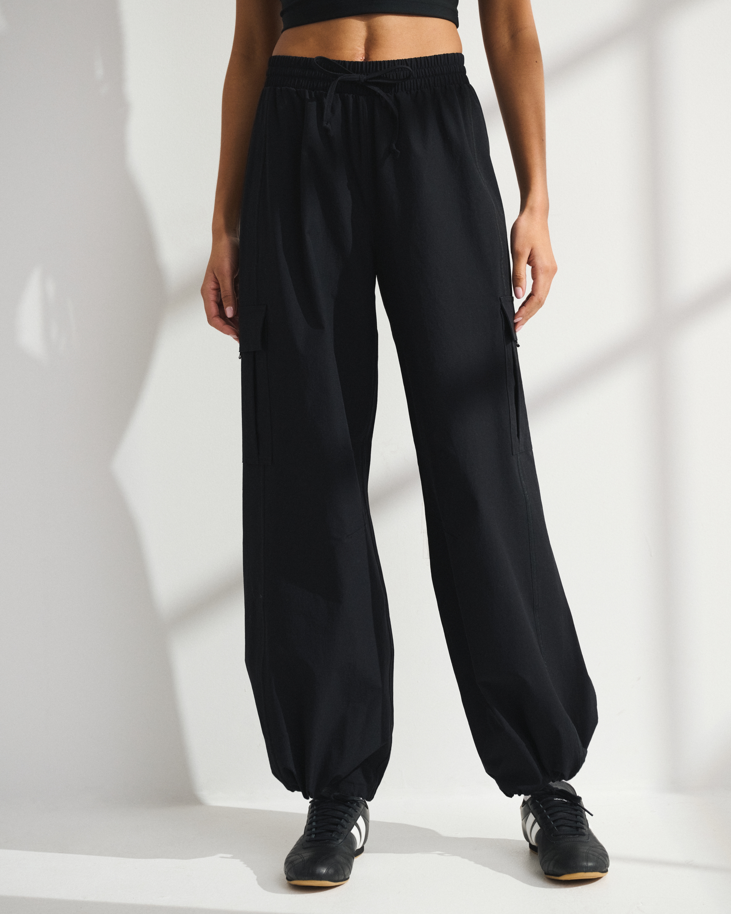 Женские брюки Abercrombie & Fitch YPB Crinkle Nylon Convertible Balloon Pant — фото 3