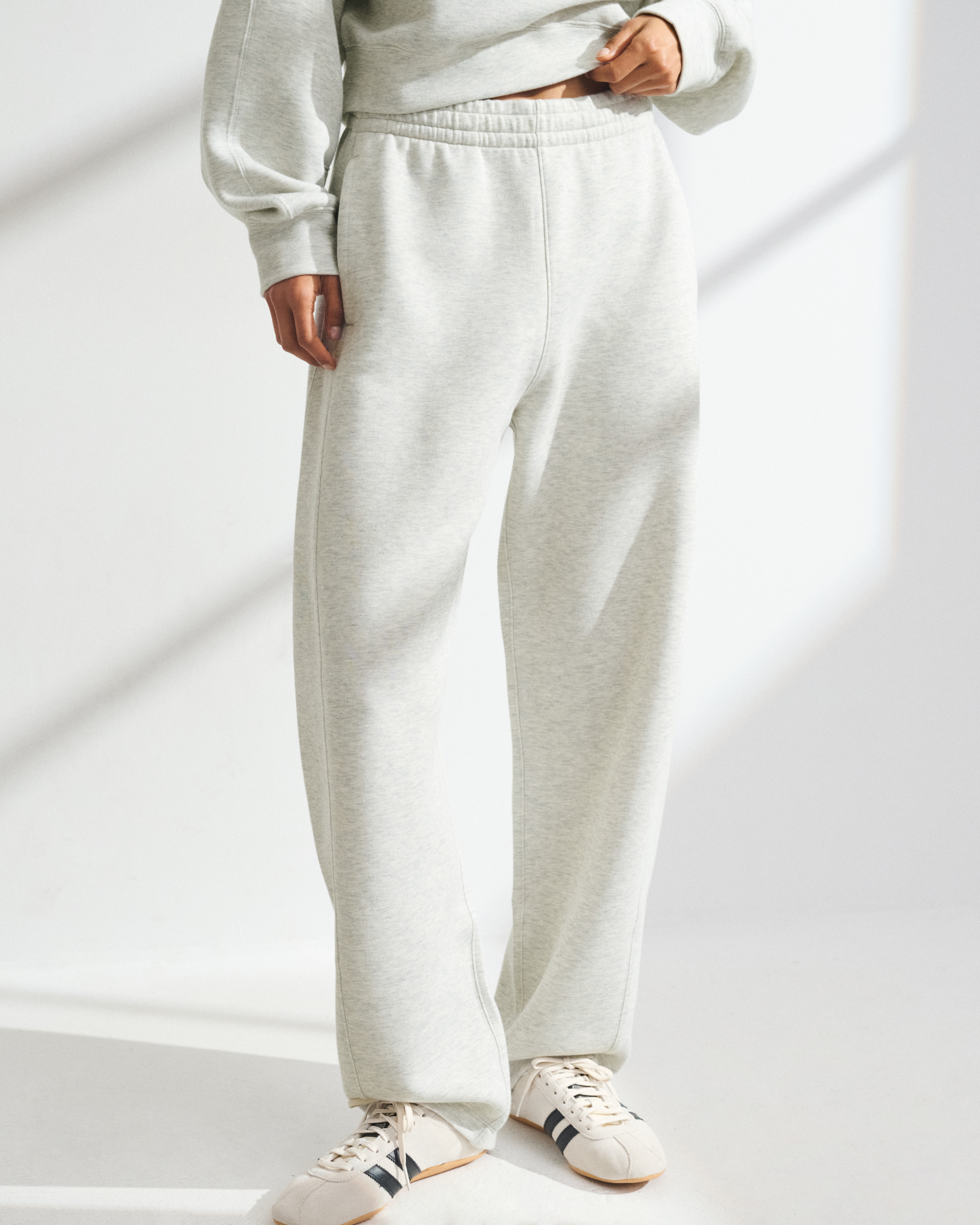 Женские брюки Abercrombie & Fitch YPB neoKNIT Soft On The Go Barrel Leg Sweatpants, цвет: Меланжевый серый — фото 3