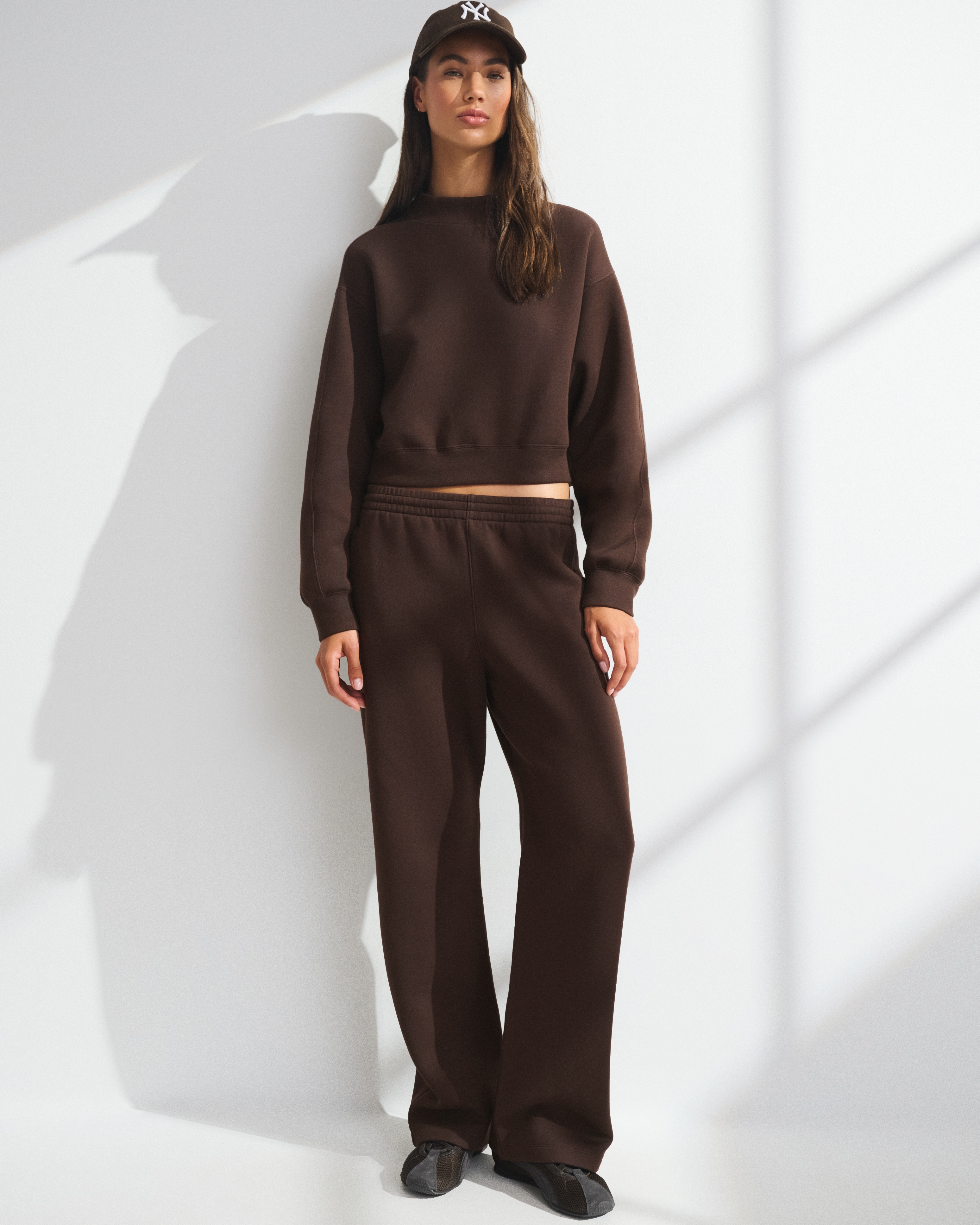 Женские брюки Abercrombie & Fitch YPB neoKNIT Soft On The Go Straight Leg Pant, цвет: Тёмно-коричневый — фото 2