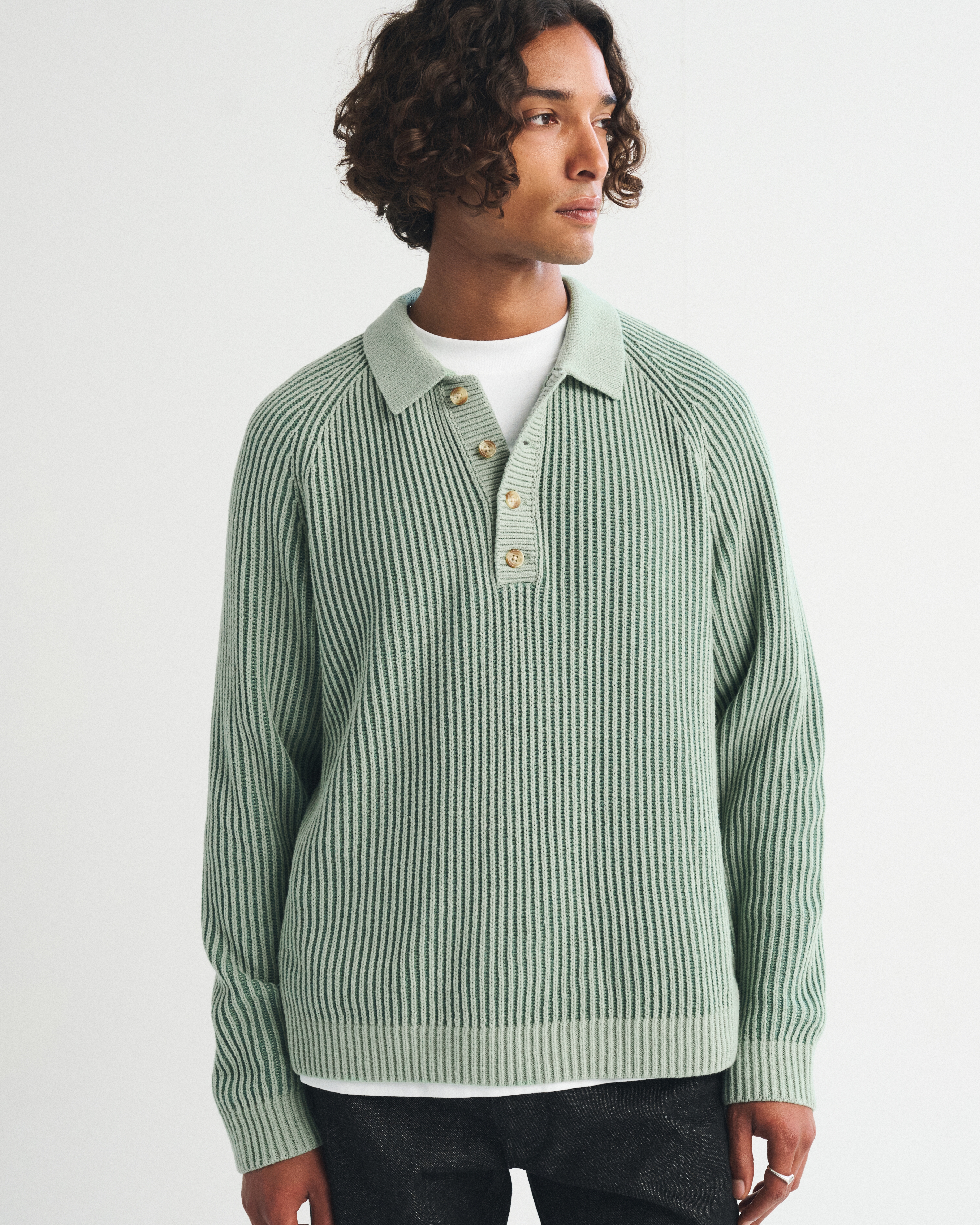 Мужские рубашки Abercrombie & Fitch Long-Sleeve Rib Collared Sweater Polo, цвет: Холодный шалфейный — фото 2