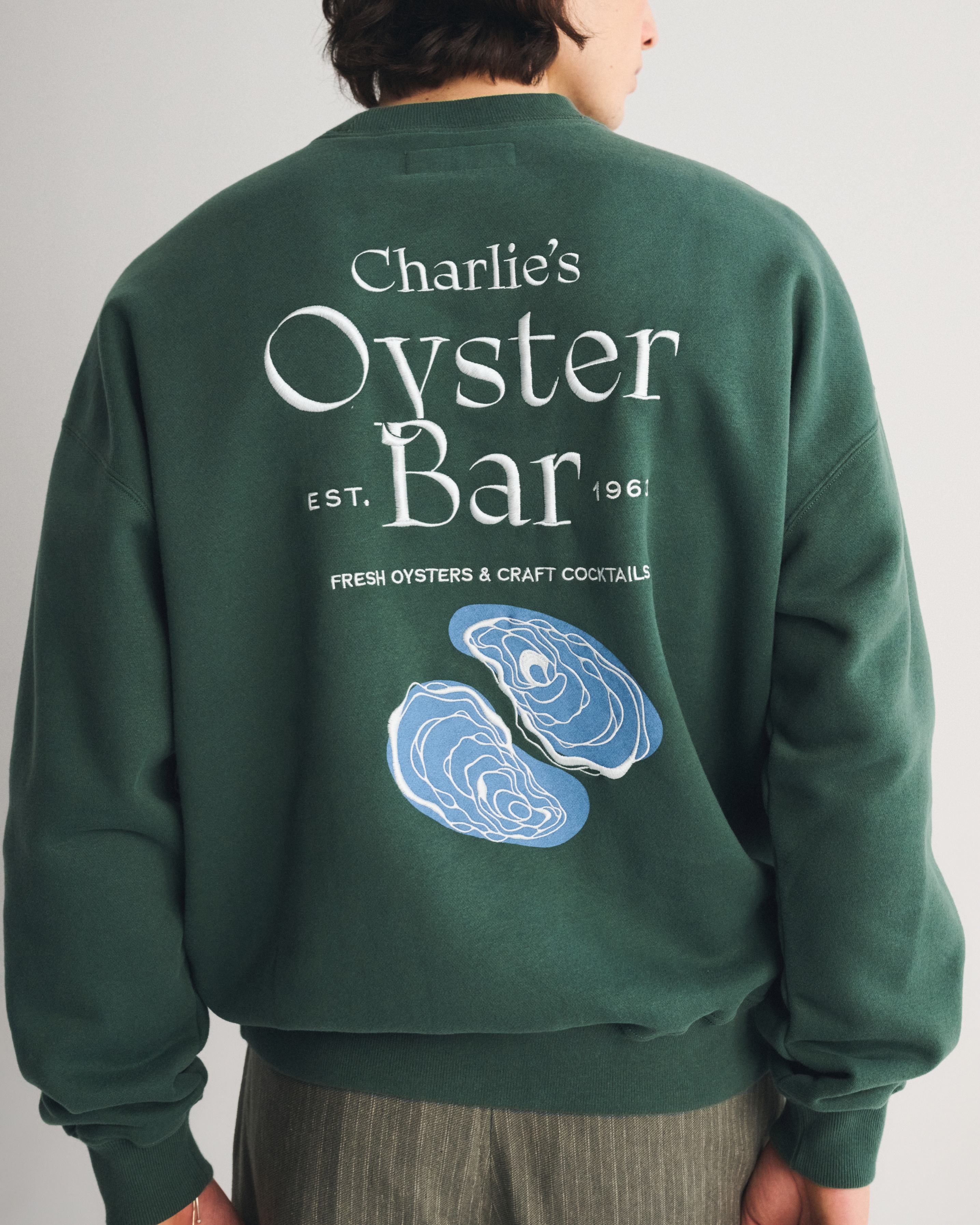 Мужские худи Abercrombie & Fitch Oyster Bar Graphic Crew Sweatshirt — фото 2