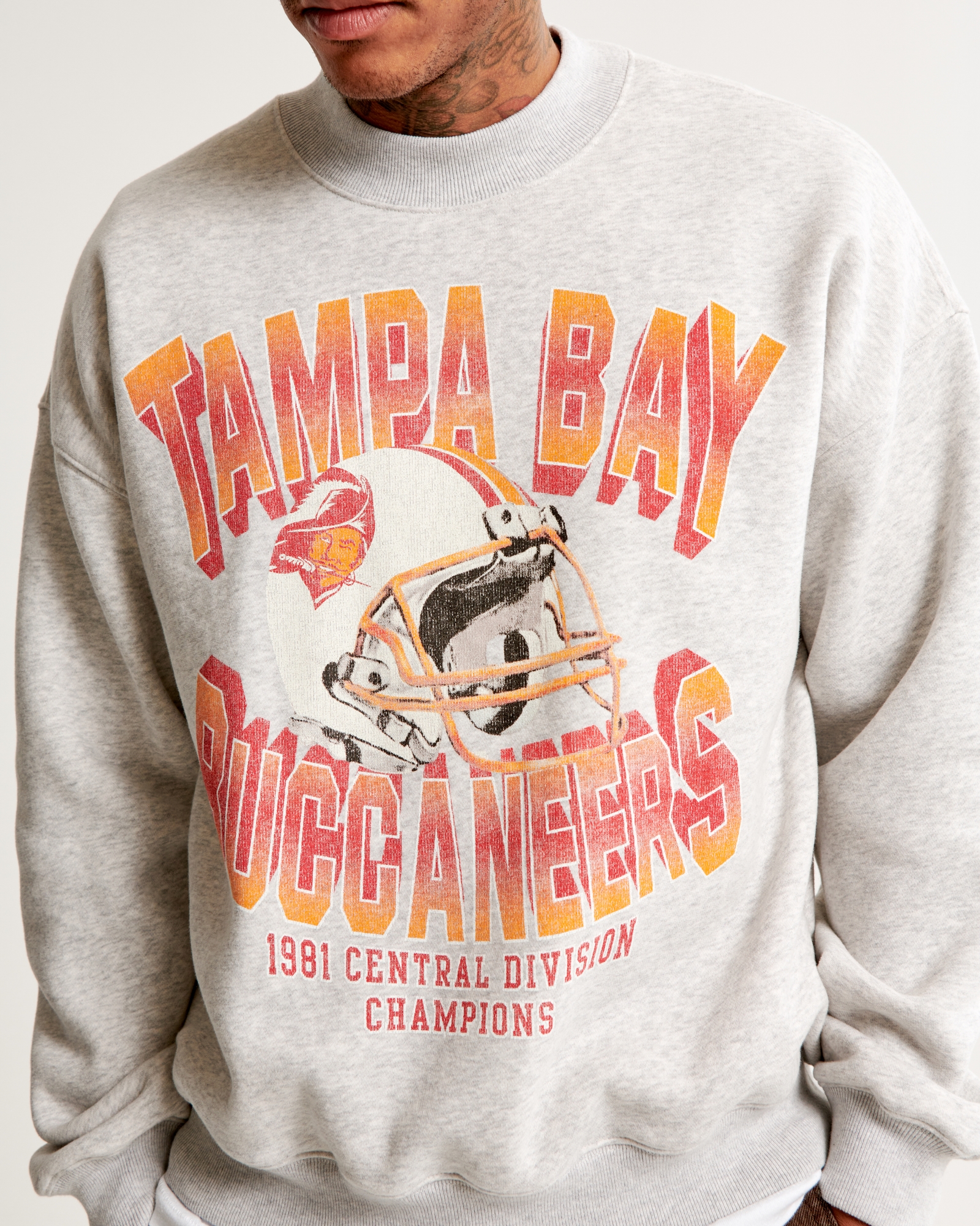 Official Abercrombie Clothing Store Shop Merch Tampa Bay Buccaneers Graphic  Sweatshirts - Tiotee