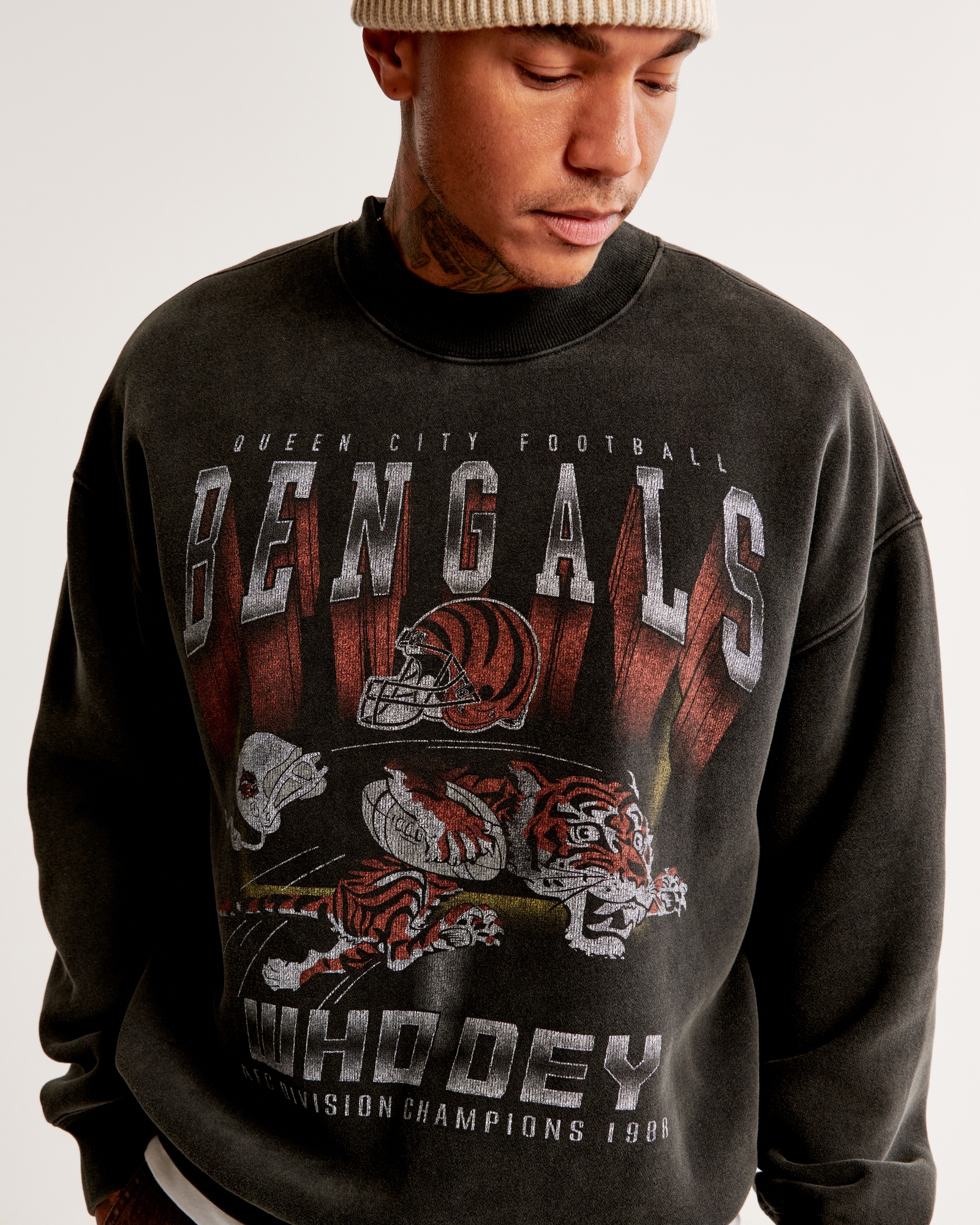 Cincinnati Bengals Sweatshirt, Vintage Football Short Sleeve Crewneck