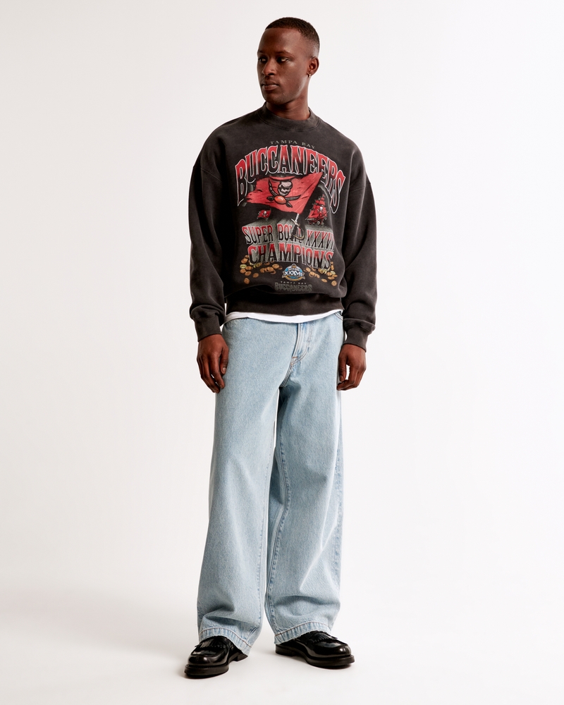 Tampa Bay Buccaneers Graphic Crew Sweatshirt