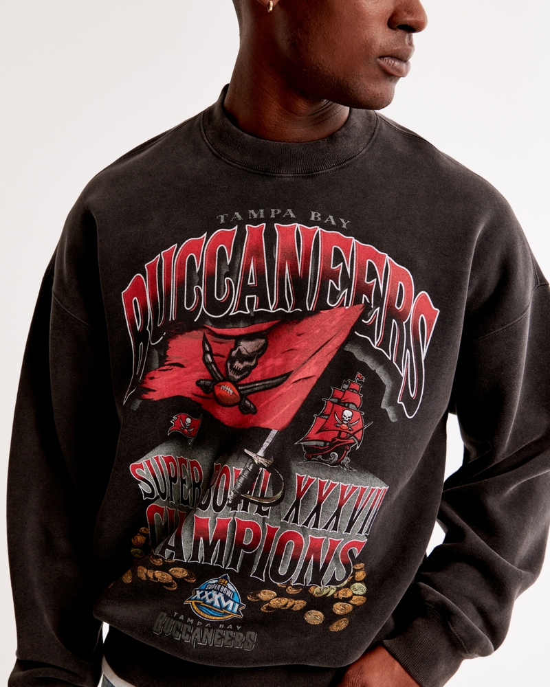 Tampa Bay Buccaneers Graphic Crew Sweatshirt