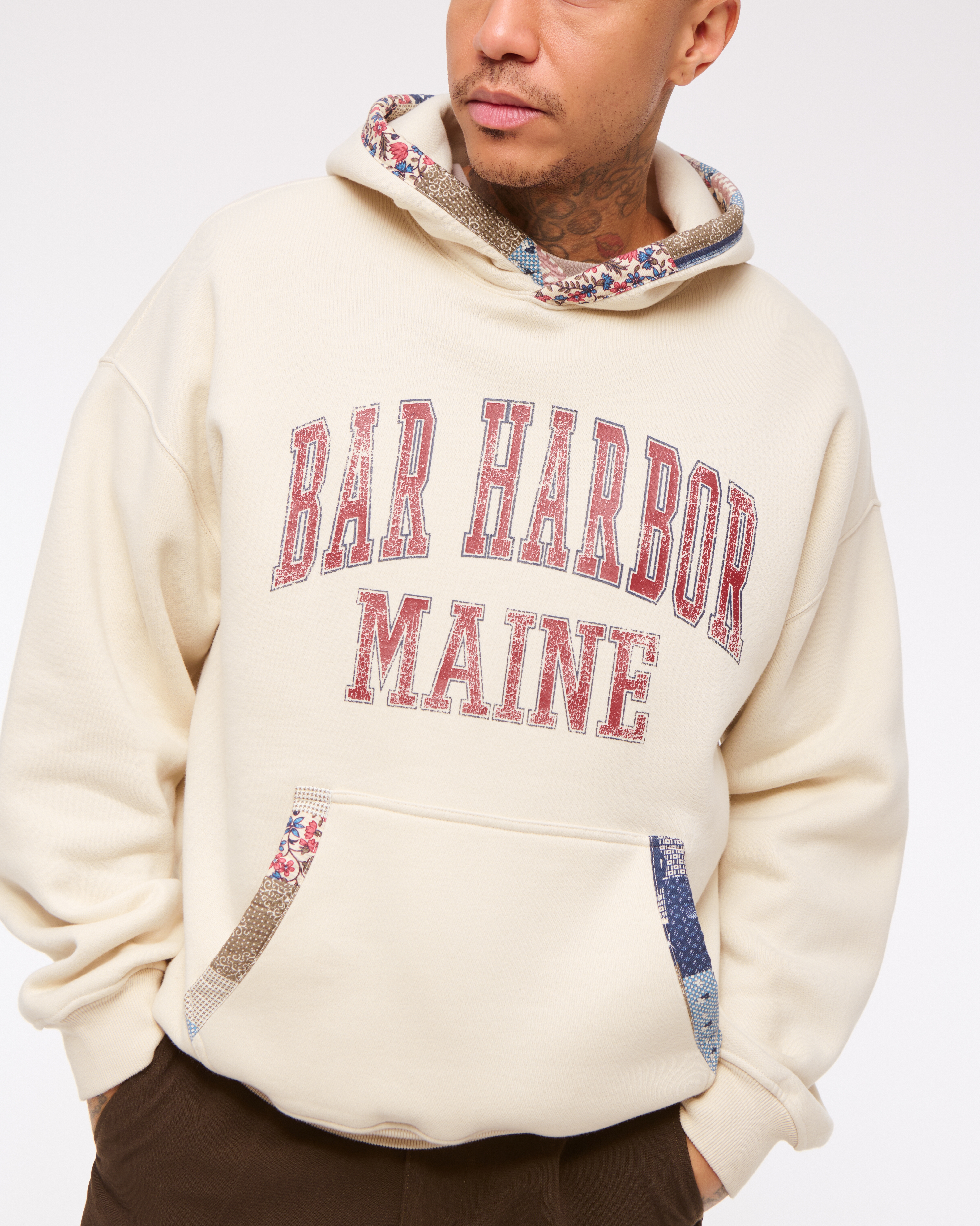 Мужское худи Abercrombie & Fitch Bar Harbor Graphic Popover, цвет: Тёплый бежевый — фото 3