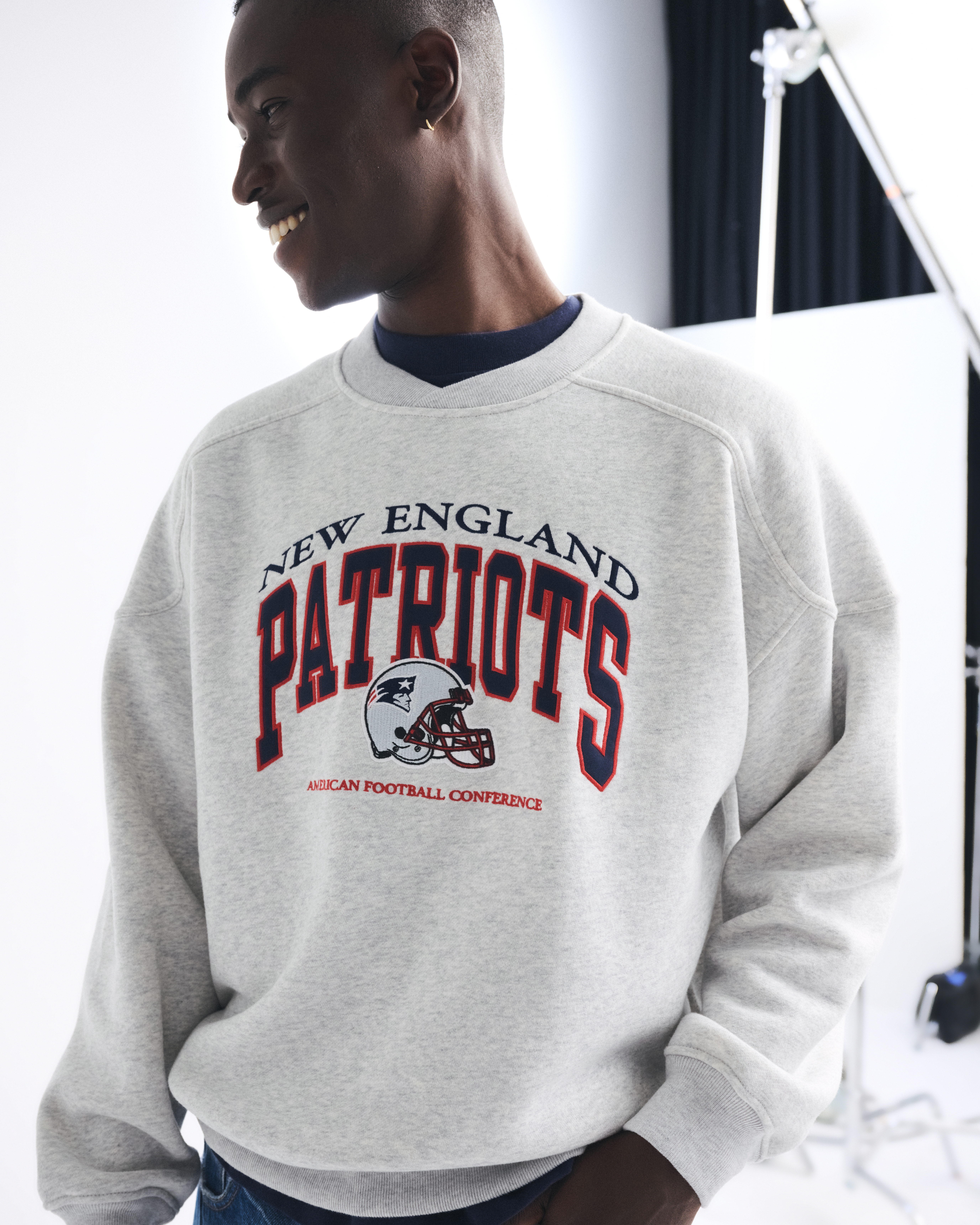★Abercrombie & Fitch★New England Patriotsスウェット Men's New England Patriots Graphic Crew Sweatshirt | Men's