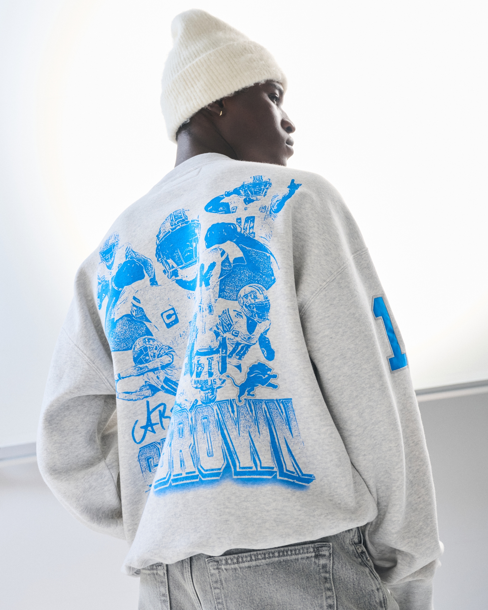廃盤新品未使用Abercrombie & Fitch BLUE Abercrombie & Fitch Amon-Ra St. Brown Graphic Crew Sweatshirt