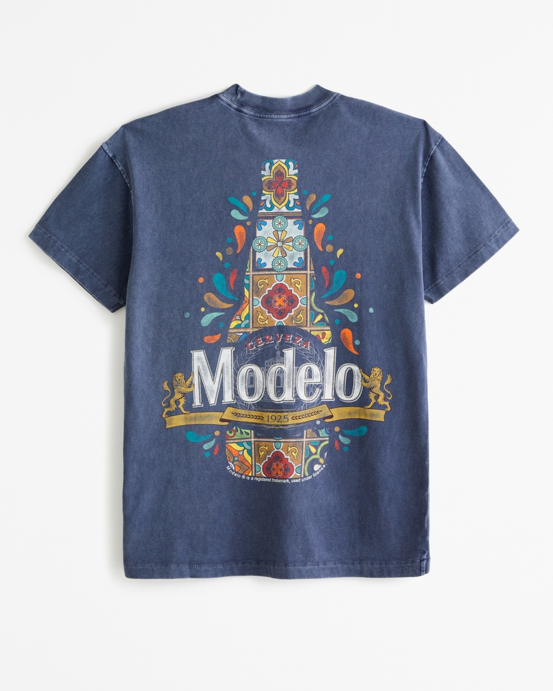 Modelo Graphic Tee