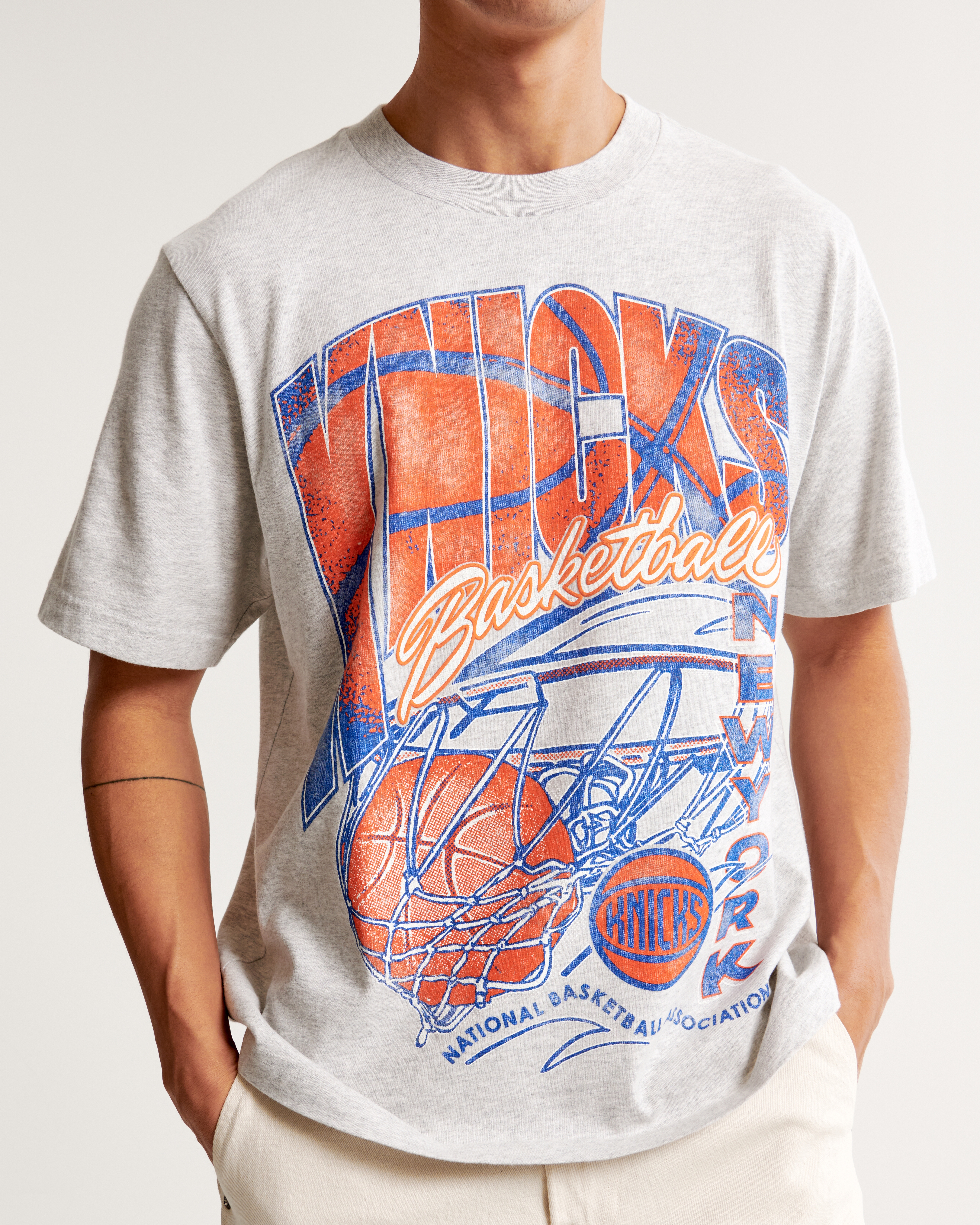 Men's New York Knicks Vintage-Inspired Graphic Tee | Men's Tops