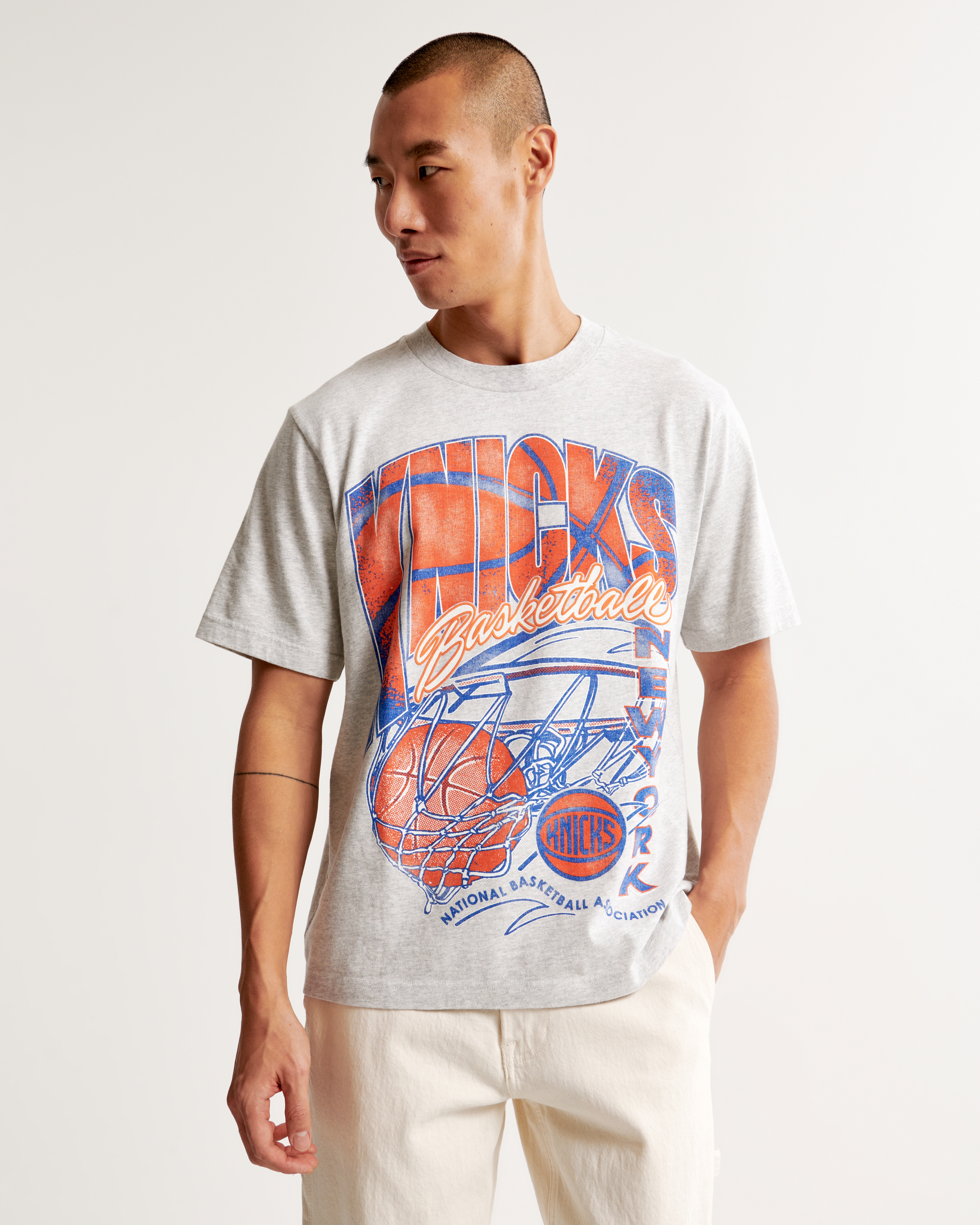 Men's New York Knicks Vintage-Inspired Graphic Tee | Men's Tops