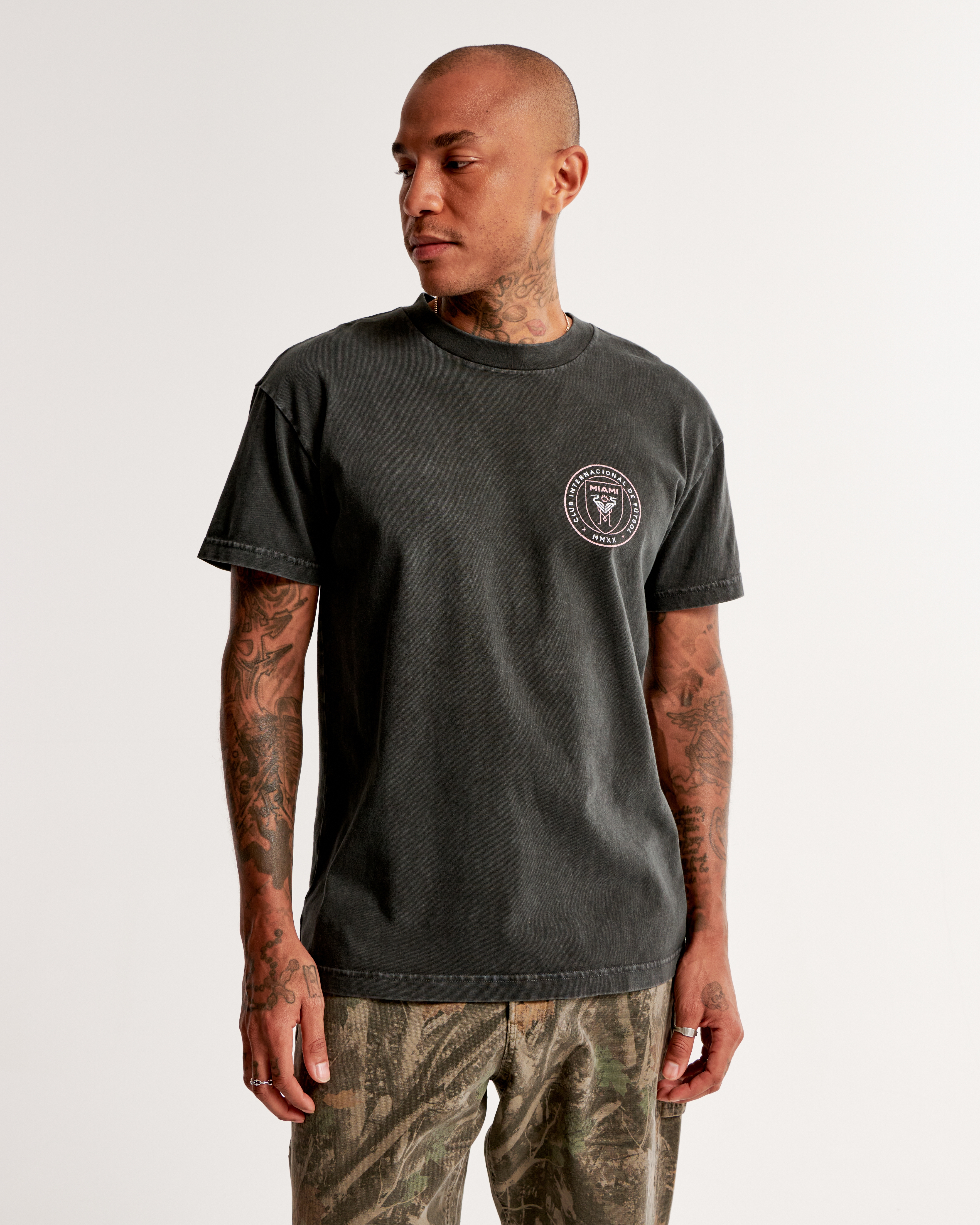 ★Abercrombie & Fitch★インテルマイアミCFグラフィックTシャツ Men's Inter Miami Graphic Tee | Men's Tops | Abercrombie.com