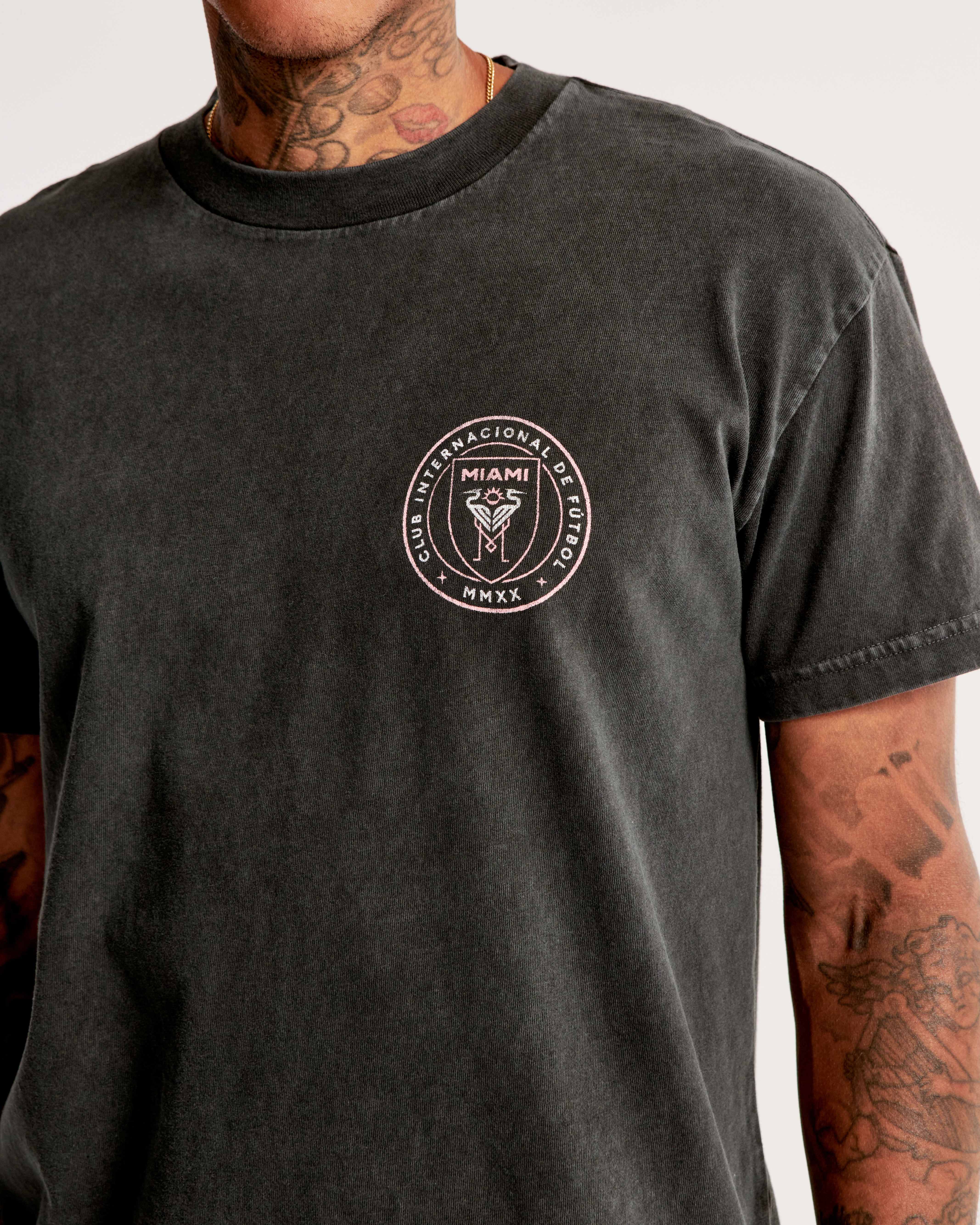 ★Abercrombie & Fitch★インテルマイアミCFグラフィックTシャツ Men's Inter Miami Graphic Tee | Men's Tops | Abercrombie.com