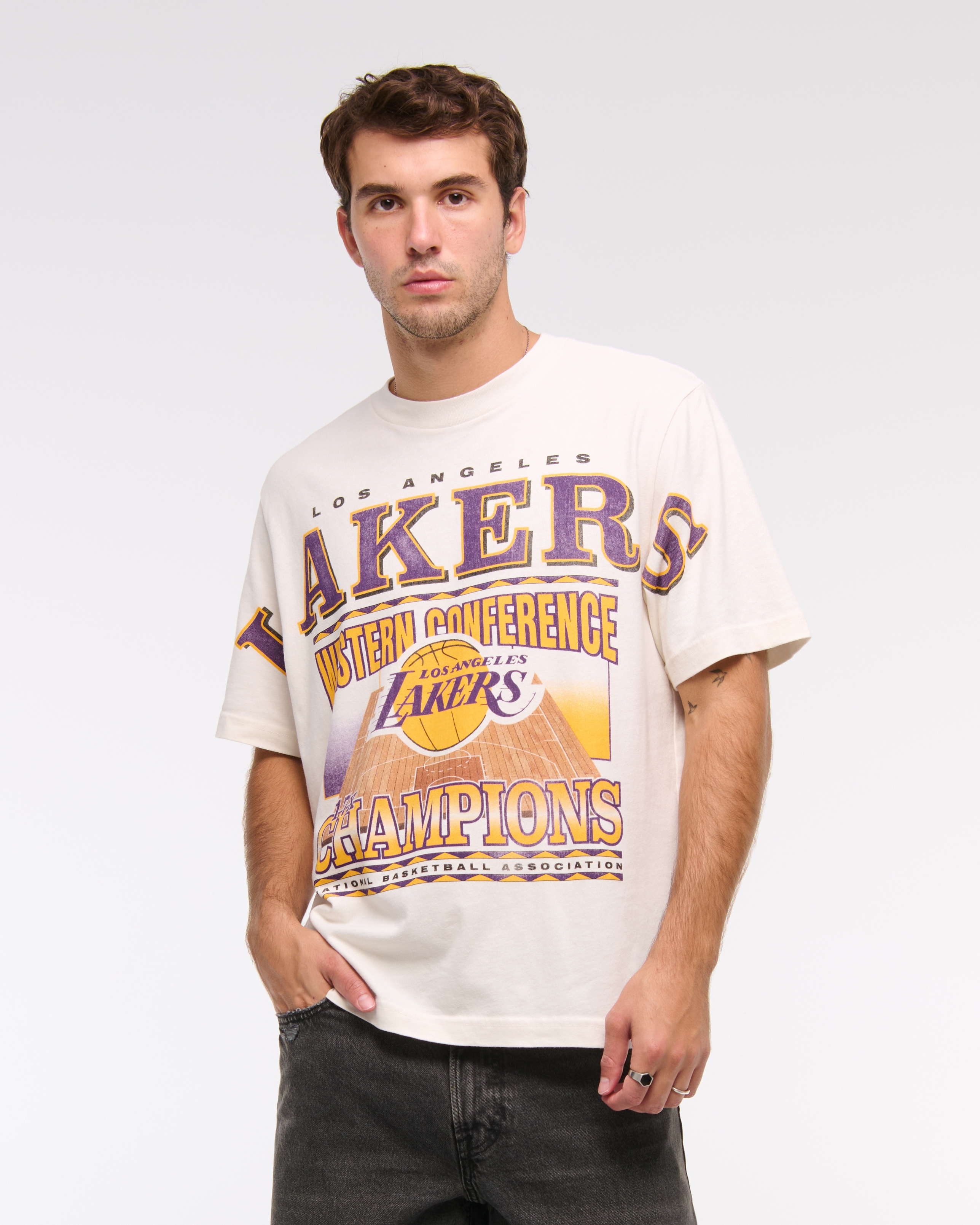 Tシャツ・カットソー Abercrombie & Fitch Cropped Los Angeles Lakers Graphic Tee KIC_123-5013-00367-133_prod2.