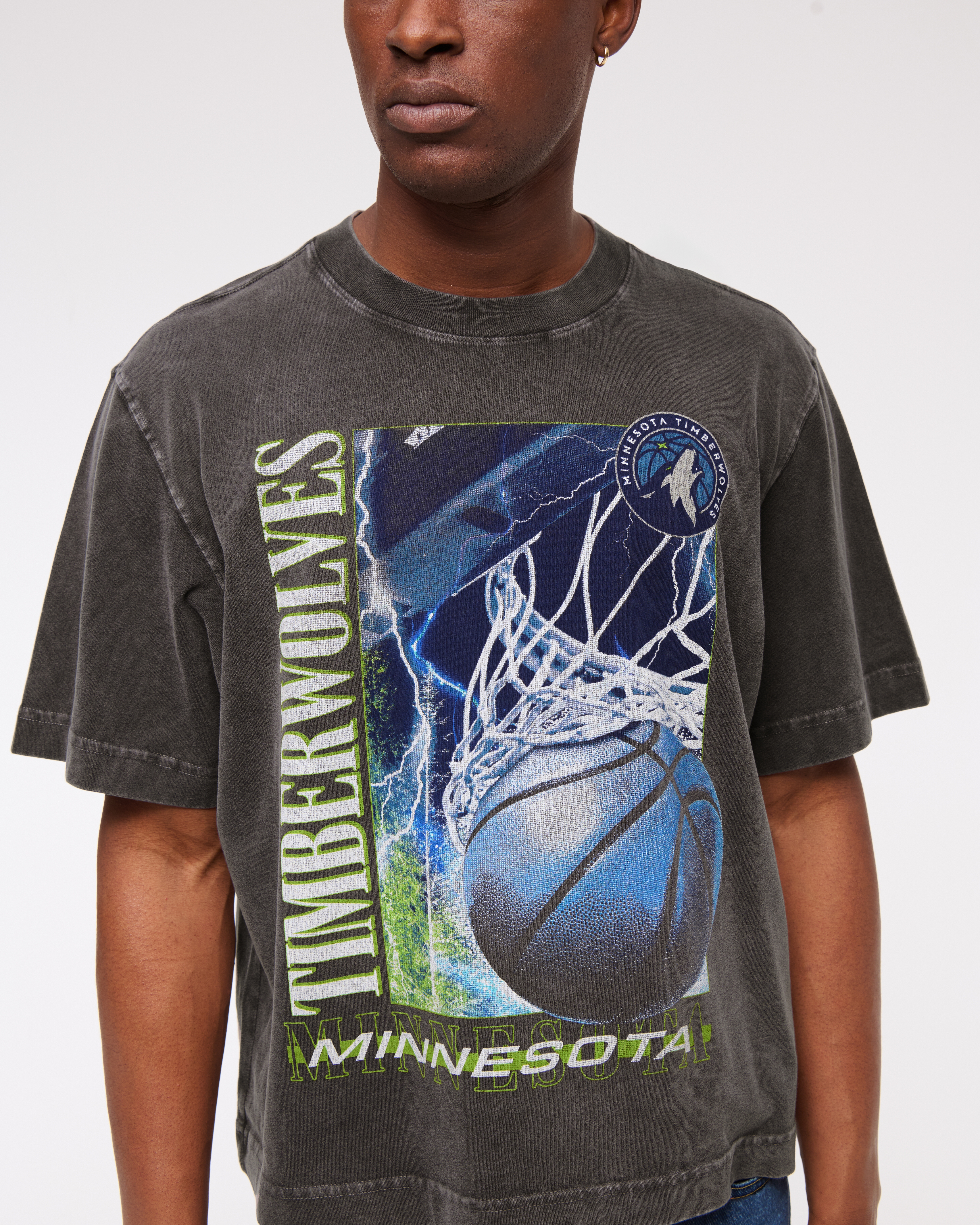 ★Abercrombie & Fitch★ミネソタ・ティンバーウルブズ Tシャツ Men's Cropped Minnesota Timberwolves Graphic Tee | Men's