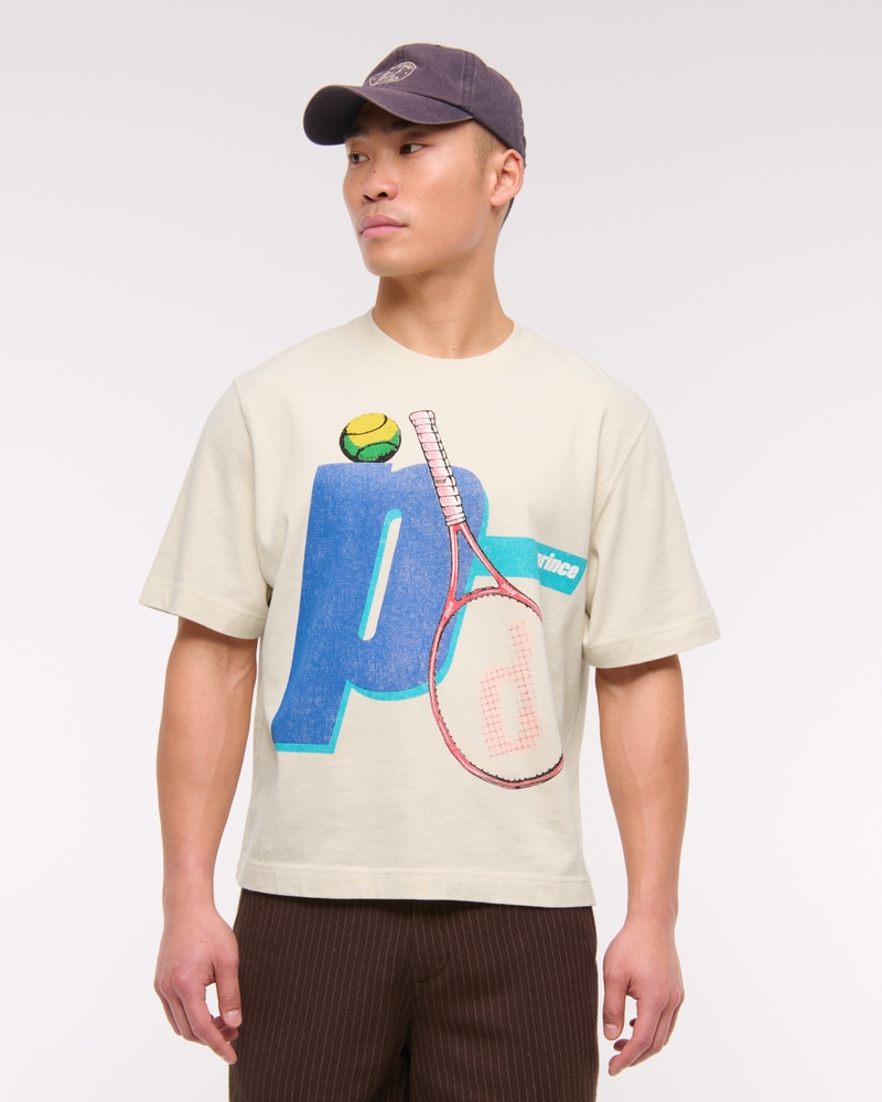 メンズ Prince Tennisヴィンテージ風クロップド グラフィックTシャツ