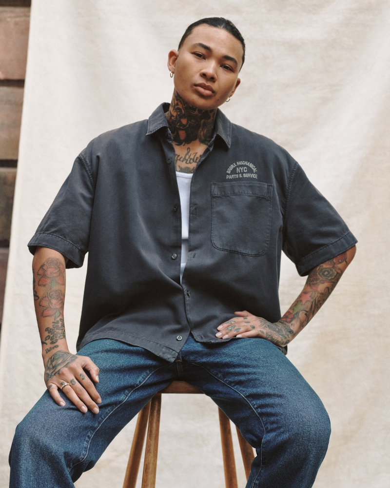 Men's Short-Sleeve Cropped Workwear Graphic Button-Up Shirt