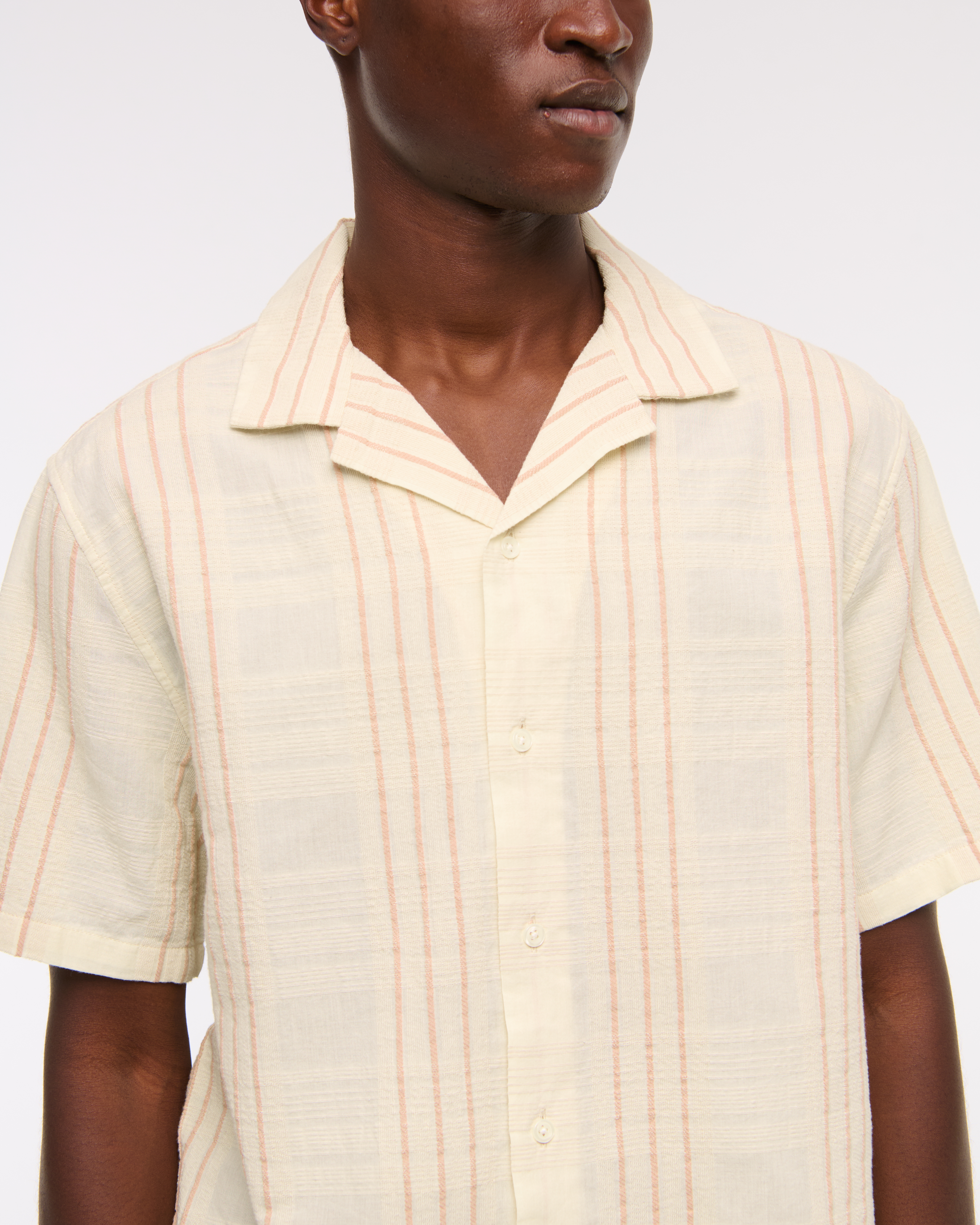 Мужская рубашка Abercrombie & Fitch Camp Collar Textured Button-Up, цвет: Кремовый полосатый — фото 3
