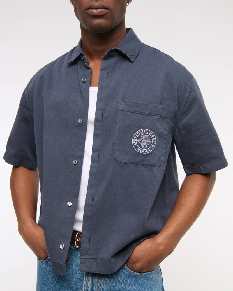 Short-Sleeve Cropped Modelo Workwear Button-Up Shirt