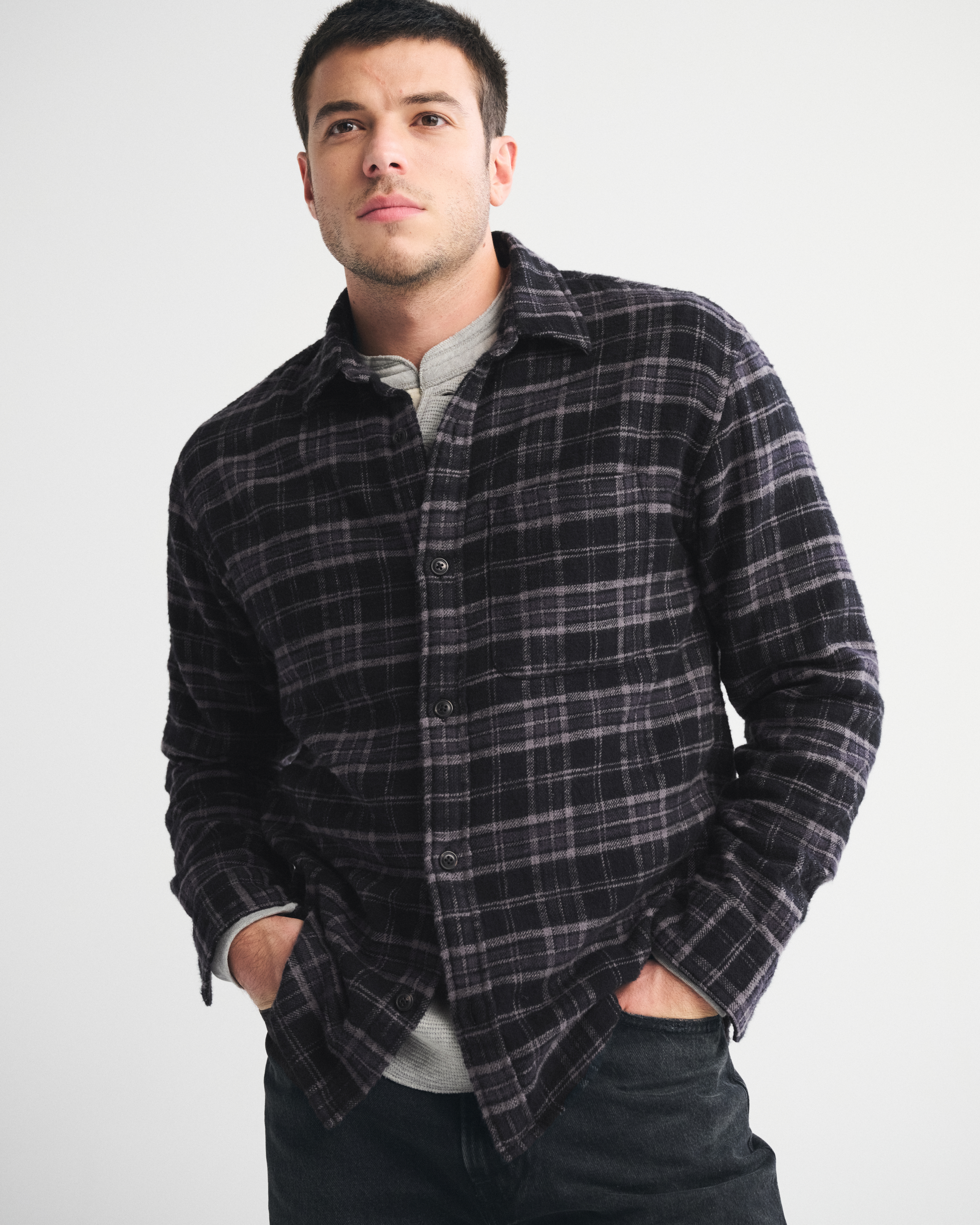 Мужские рубашки Abercrombie & Fitch Slub Flannel, цвет: Чёрный клетчатый — фото 2
