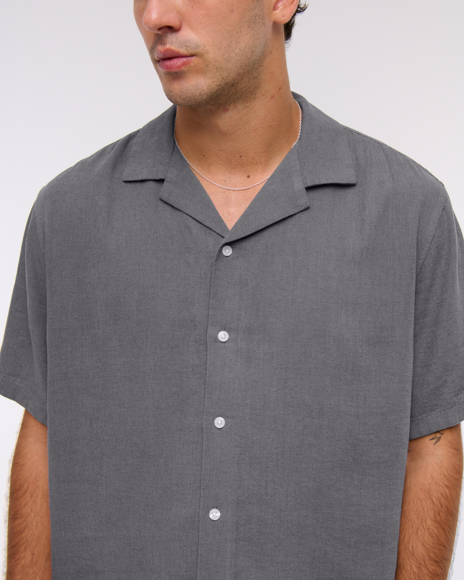 Camisa de verano con cuello cubano mezcla lino