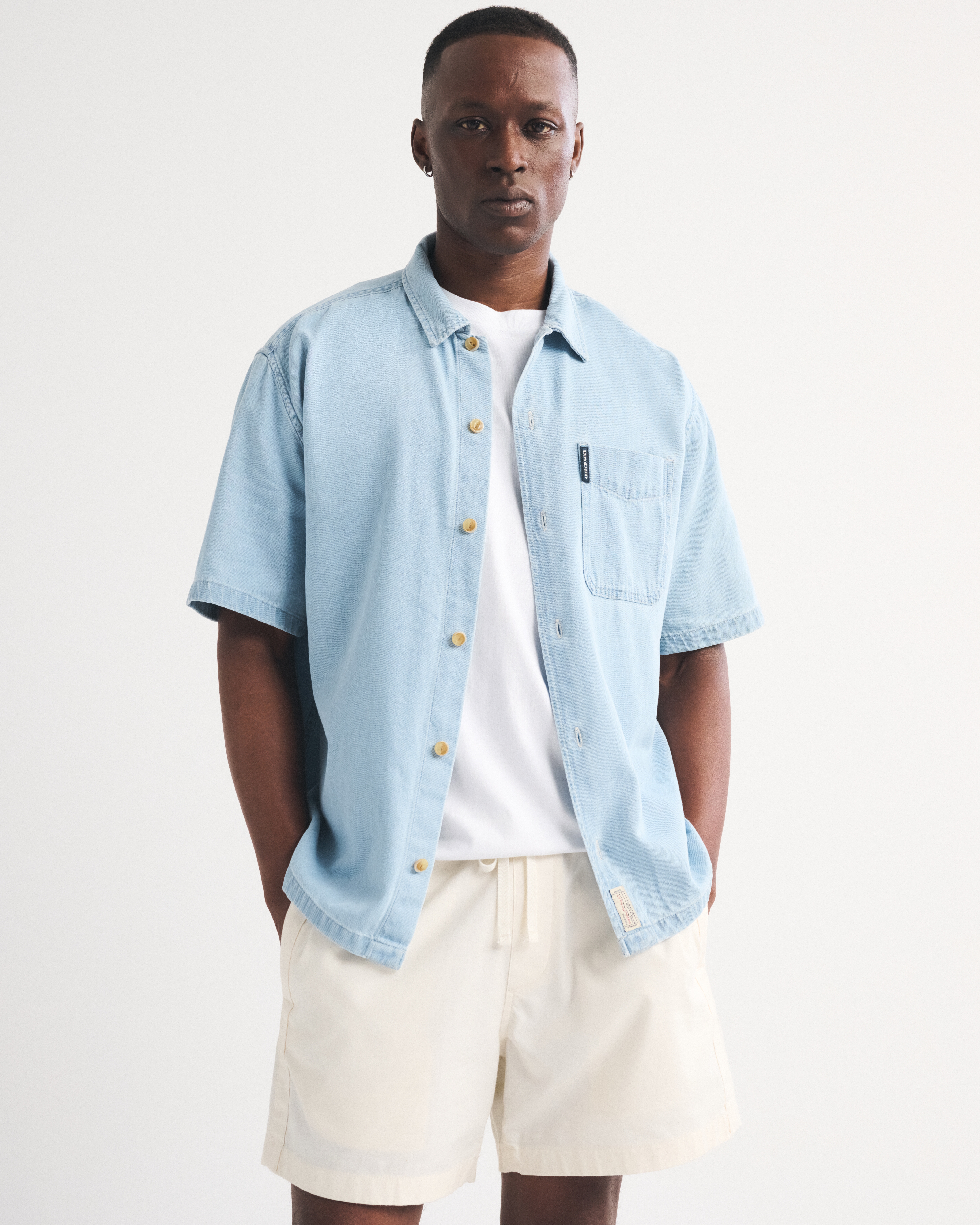 Мужская рубашка Abercrombie & Fitch Short-Sleeve Denim Button-Up, цвет: Светлая варка — фото 2