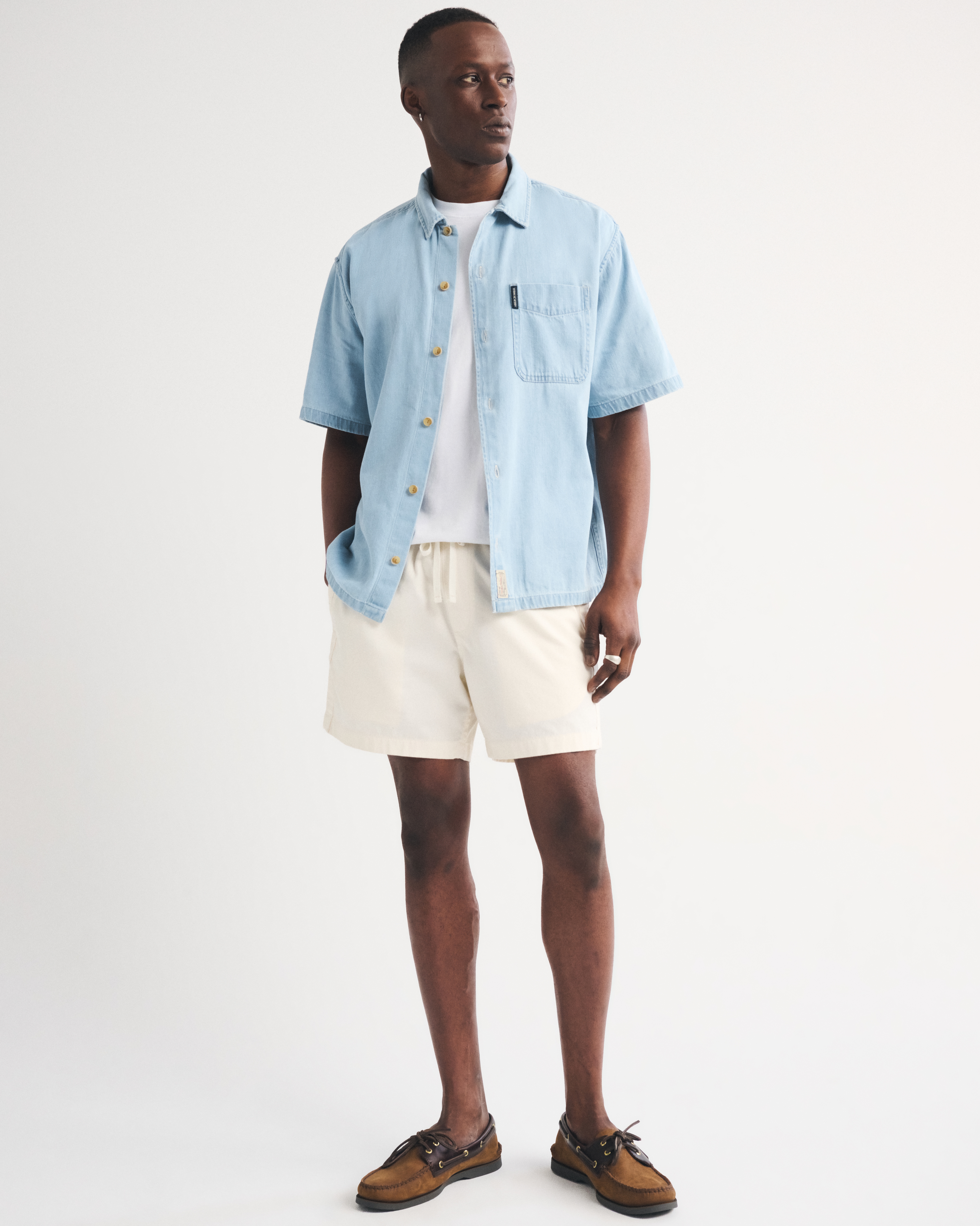 Мужская рубашка Abercrombie & Fitch Short-Sleeve Denim Button-Up, цвет: Светлая варка — фото 3