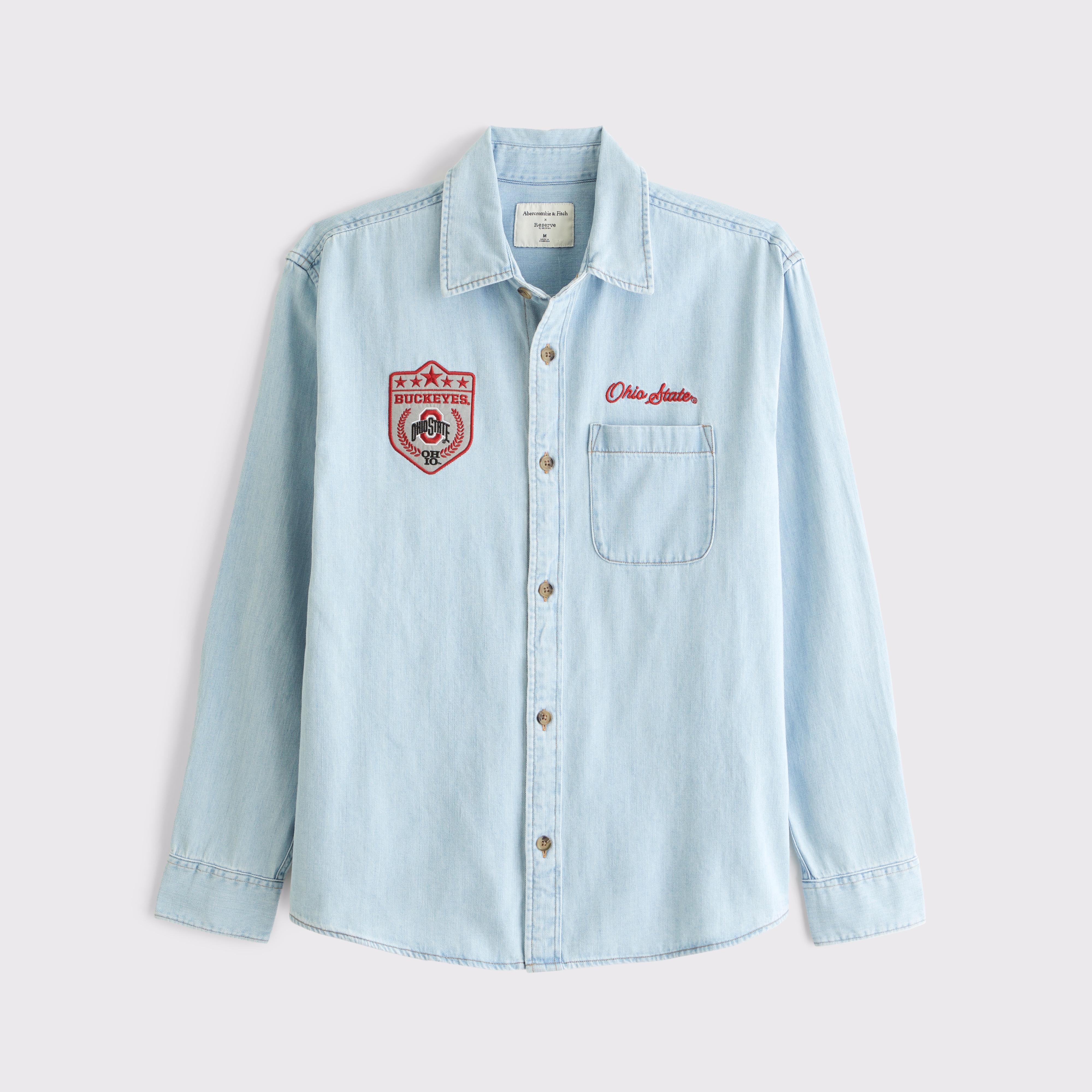 Мужская рубашка Abercrombie & Fitch Ohio State Buckeyes Denim Button-Up, цвет: Светлый варёный — фото 1