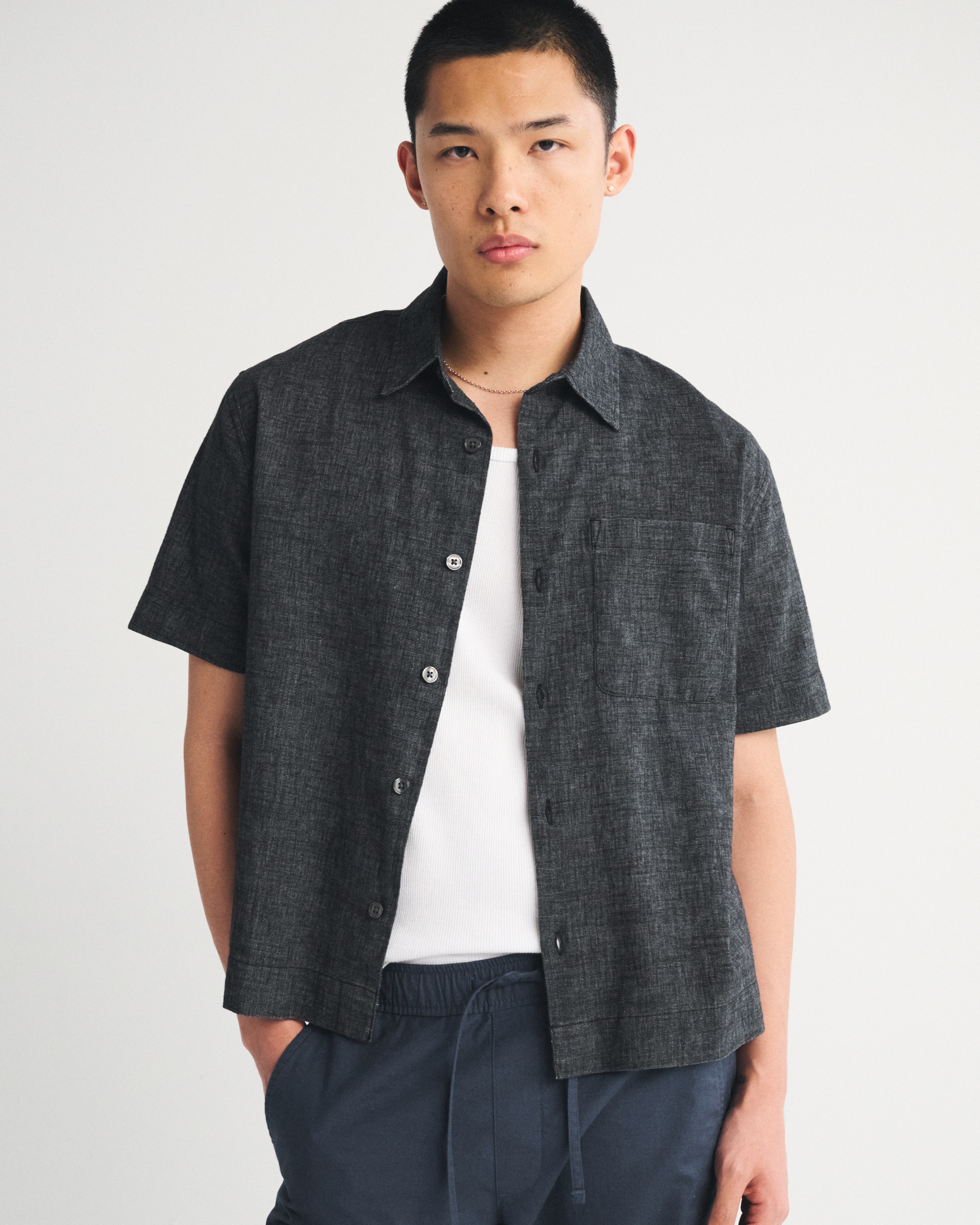 Мужская рубашка Abercrombie & Fitch Point Collar Button-Up, цвет: Чёрный — фото 2
