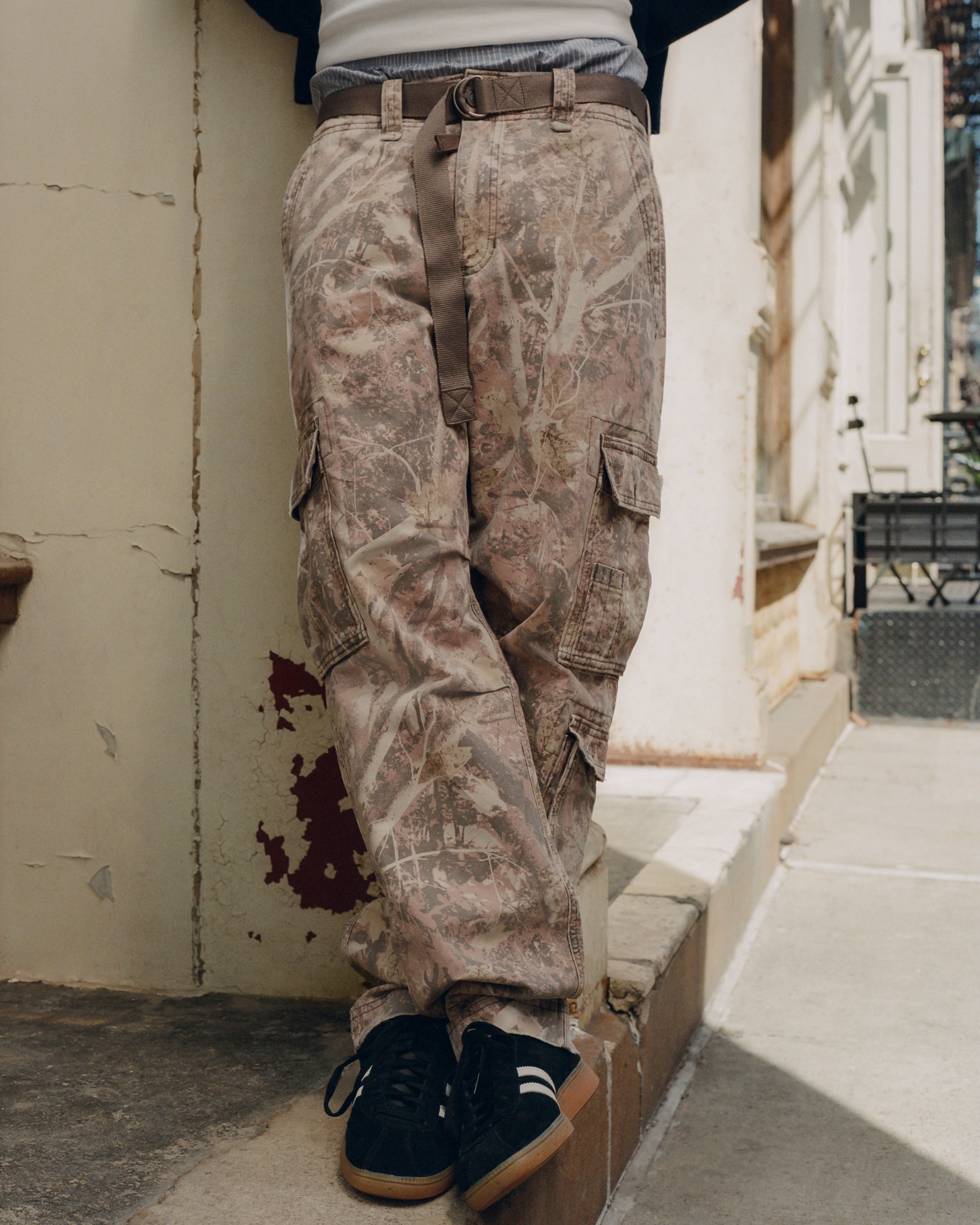 Мужские брюки Abercrombie & Fitch Loose Utility Cargo Pant, цвет: Оливковый зелёный камуфляжный — фото 2
